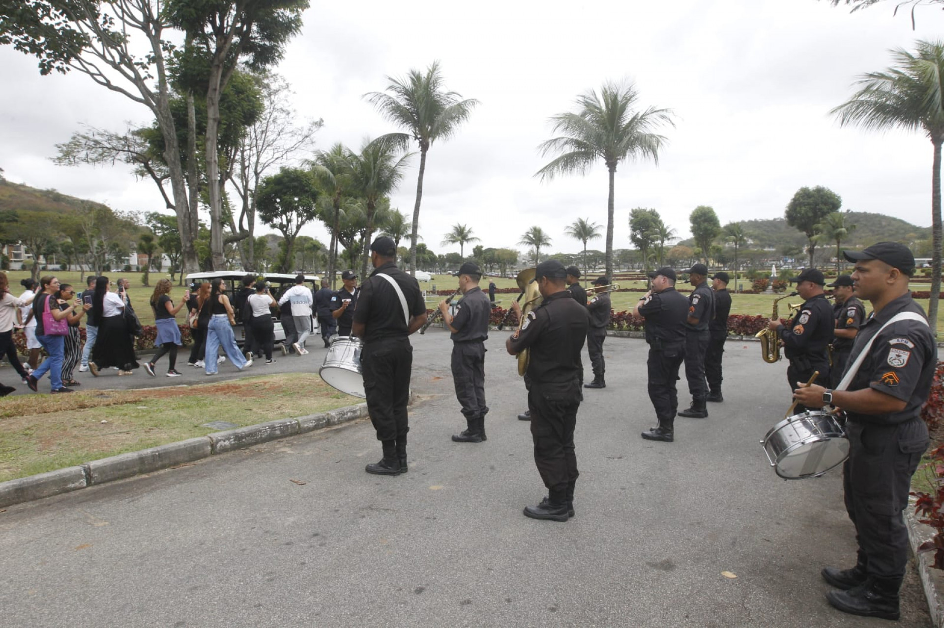 Enterro do PM Sidney Debossam ocorreu no Cemitério Jardim da Saudade, em Sulacap - Reginaldo Pimenta / Agência O Dia