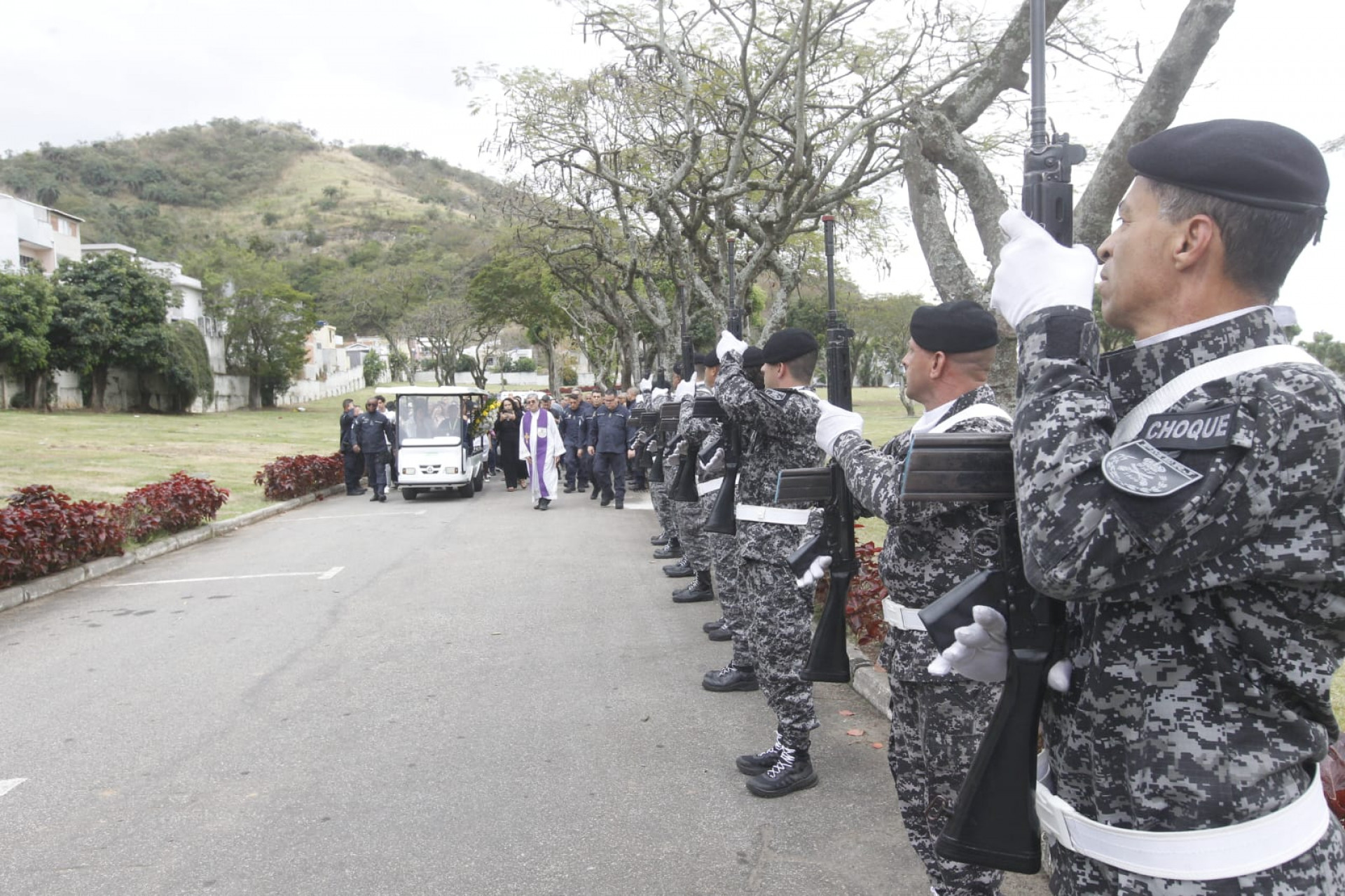 Enterro do PM Sidney Debossam ocorreu no Cemitério Jardim da Saudade, em Sulacap - Reginaldo Pimenta / Agência O Dia