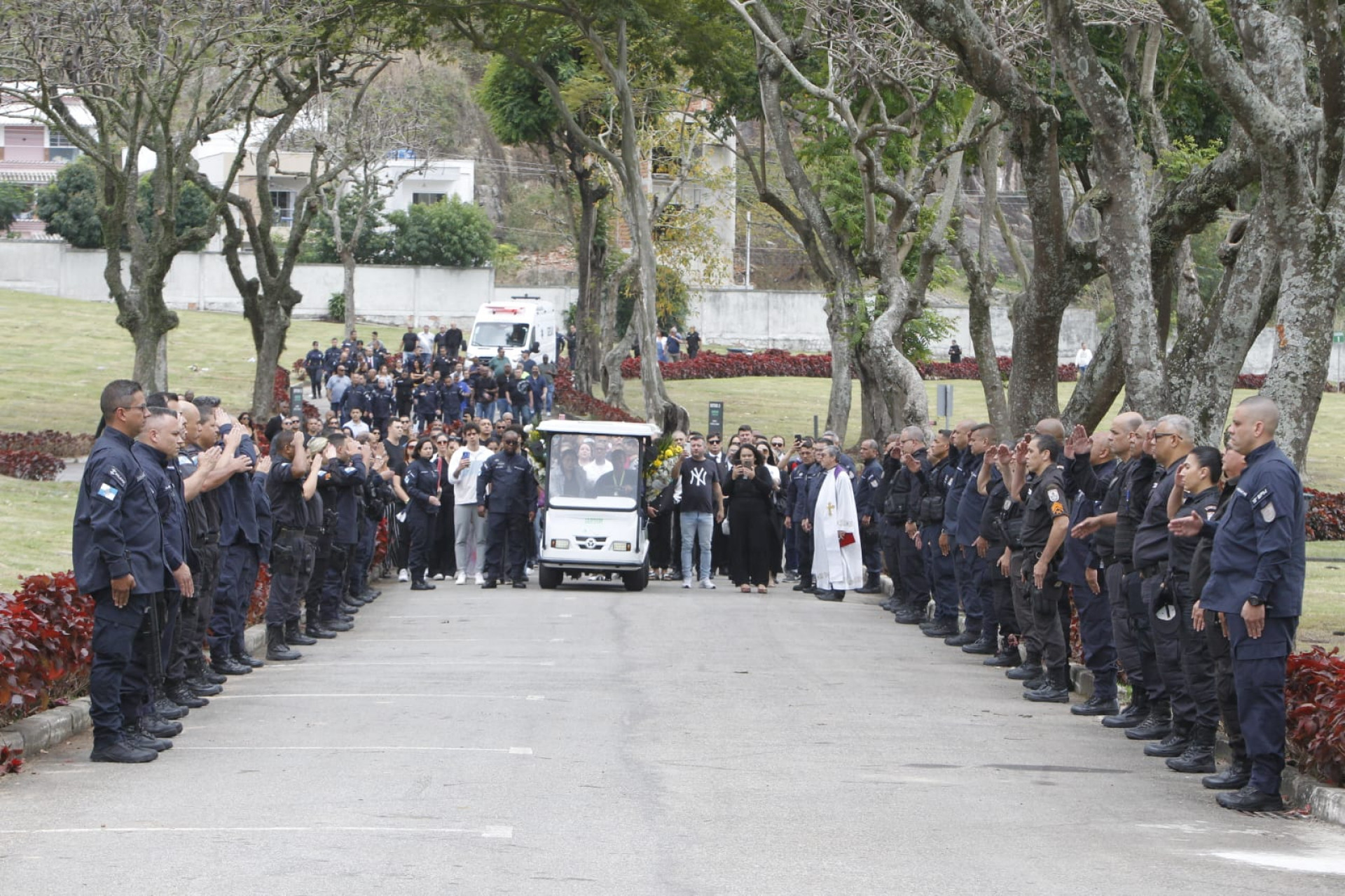 Enterro do PM Sidney Debossam ocorreu no Cemitério Jardim da Saudade, em Sulacap - Reginaldo Pimenta / Agência O Dia