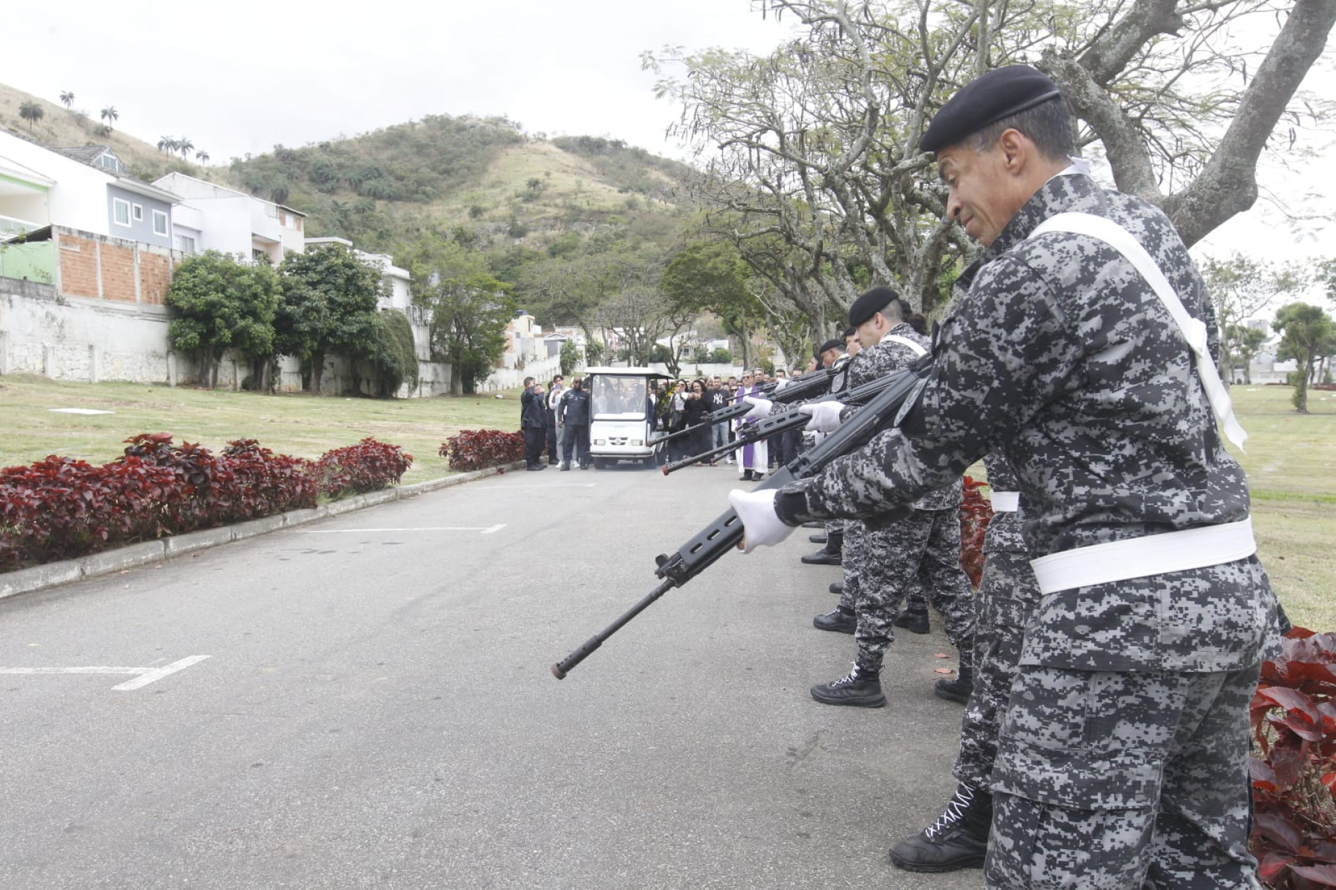 Enterro do PM Sidney Debossam ocorreu no Cemitério Jardim da Saudade, em Sulacap - Reginaldo Pimenta / Agência O Dia