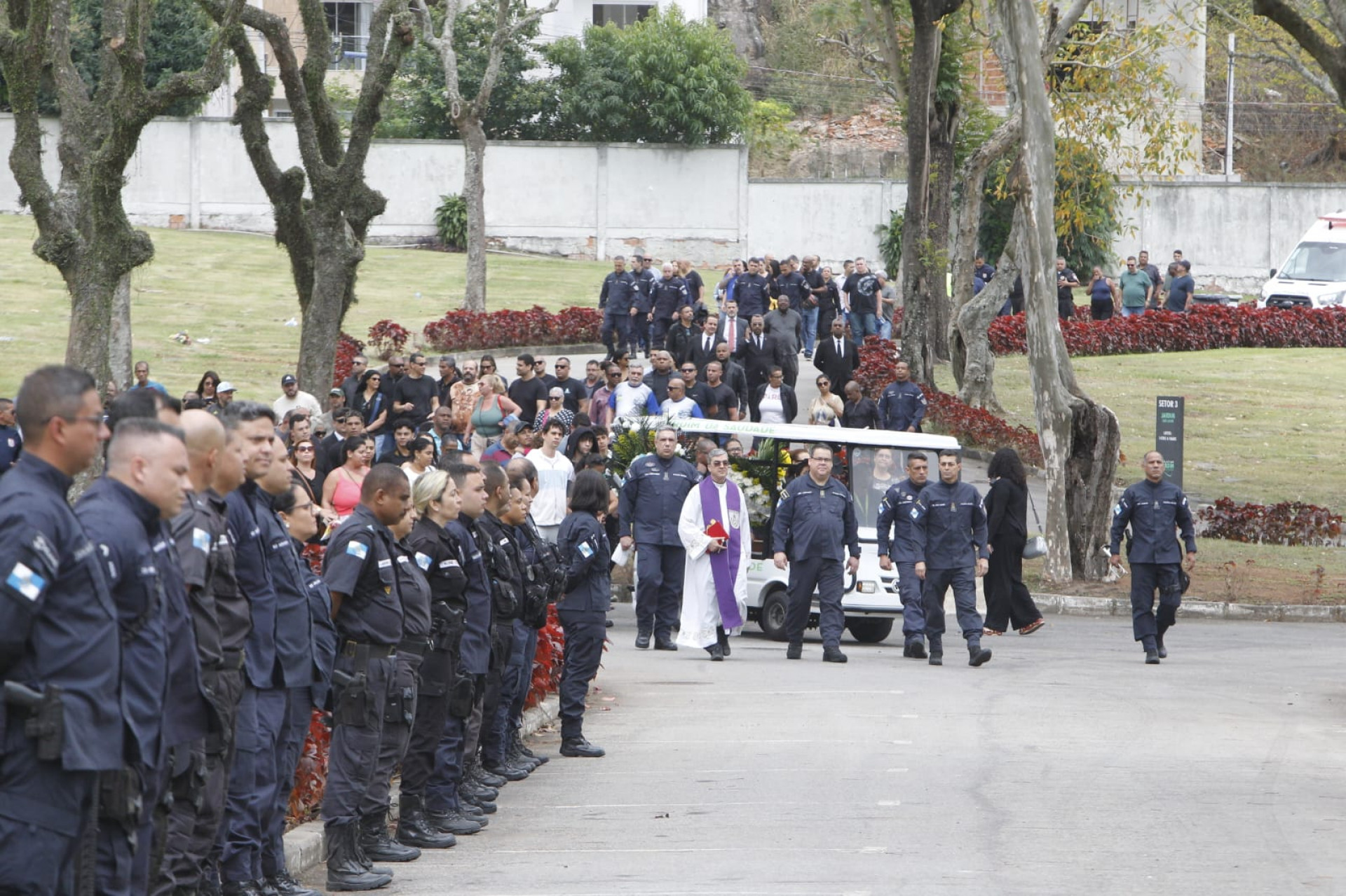 Enterro do PM Sidney Debossam ocorreu no Cemitério Jardim da Saudade, em Sulacap - Reginaldo Pimenta / Agência O Dia