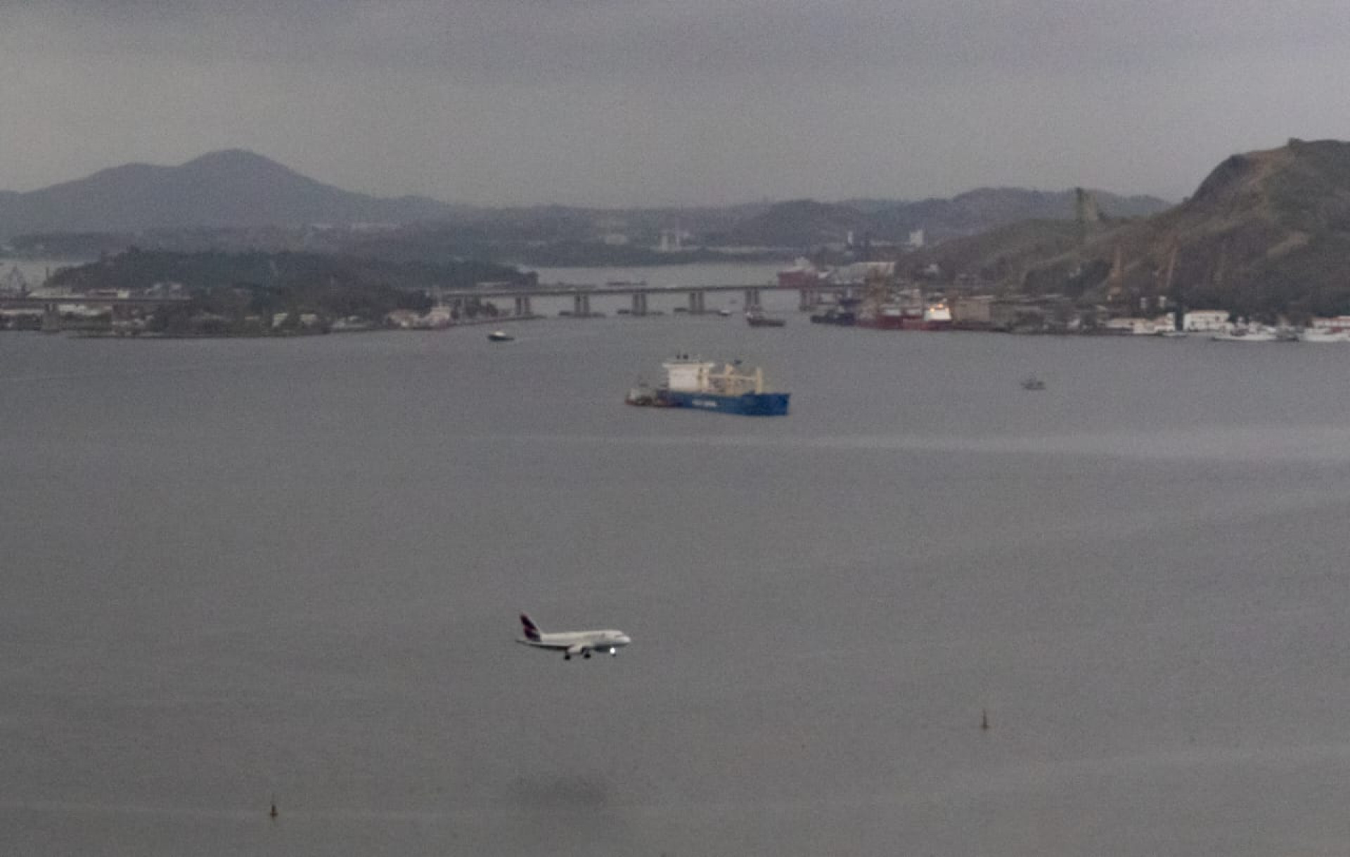 Visão do alto do prédio Santos Dumont na rua Santa Luzia - Érica Martin / Agência O Dia 