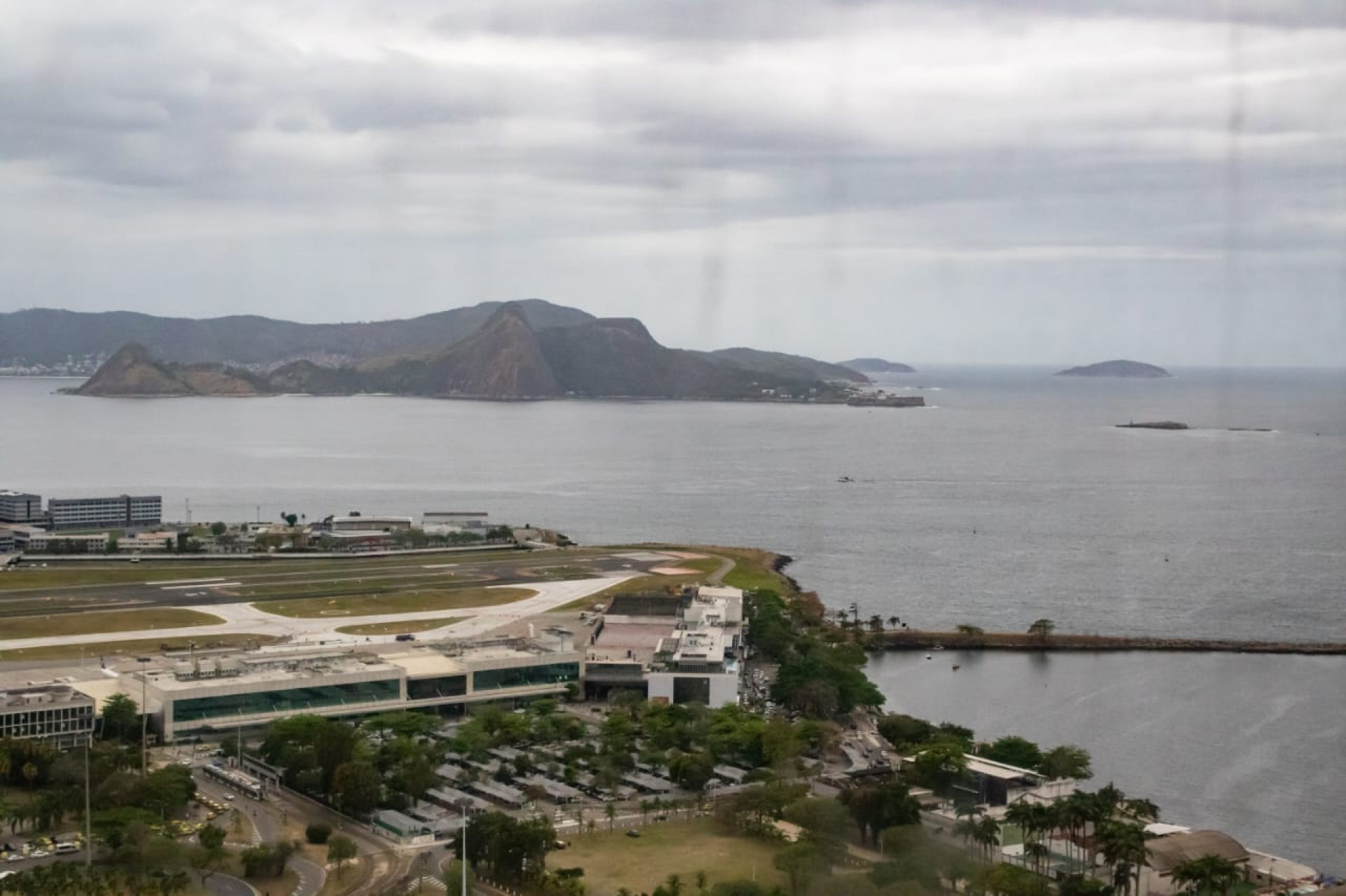 Visão do alto do prédio Santos Dumont na rua Santa Luzia - Érica Martin / Agência O Dia 