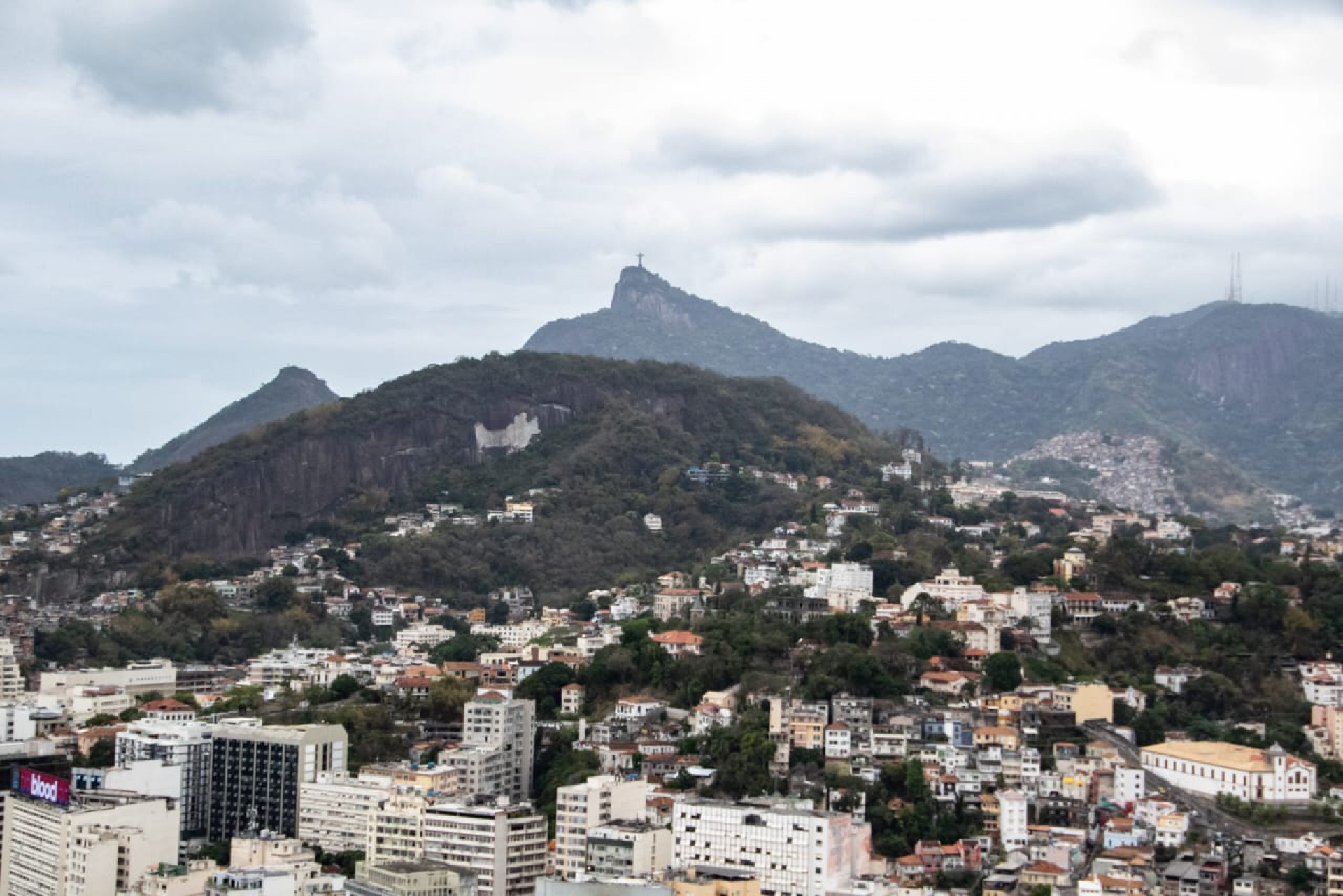 Visão do alto do prédio Santos Dumont na rua Santa Luzia - Érica Martin / Agência O Dia 