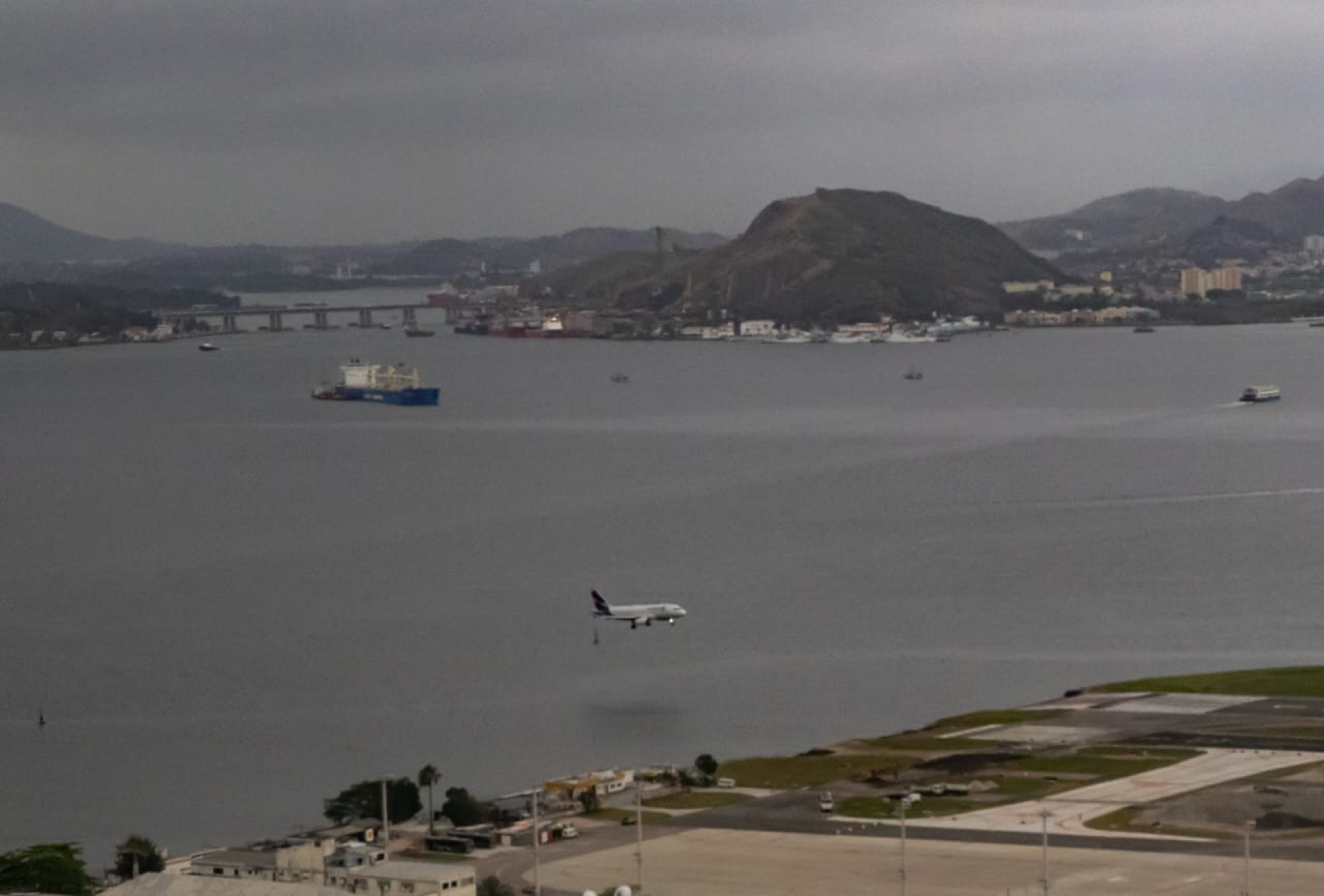 Visão do alto do prédio Santos Dumont na rua Santa Luzia - Érica Martin / Agência O Dia 