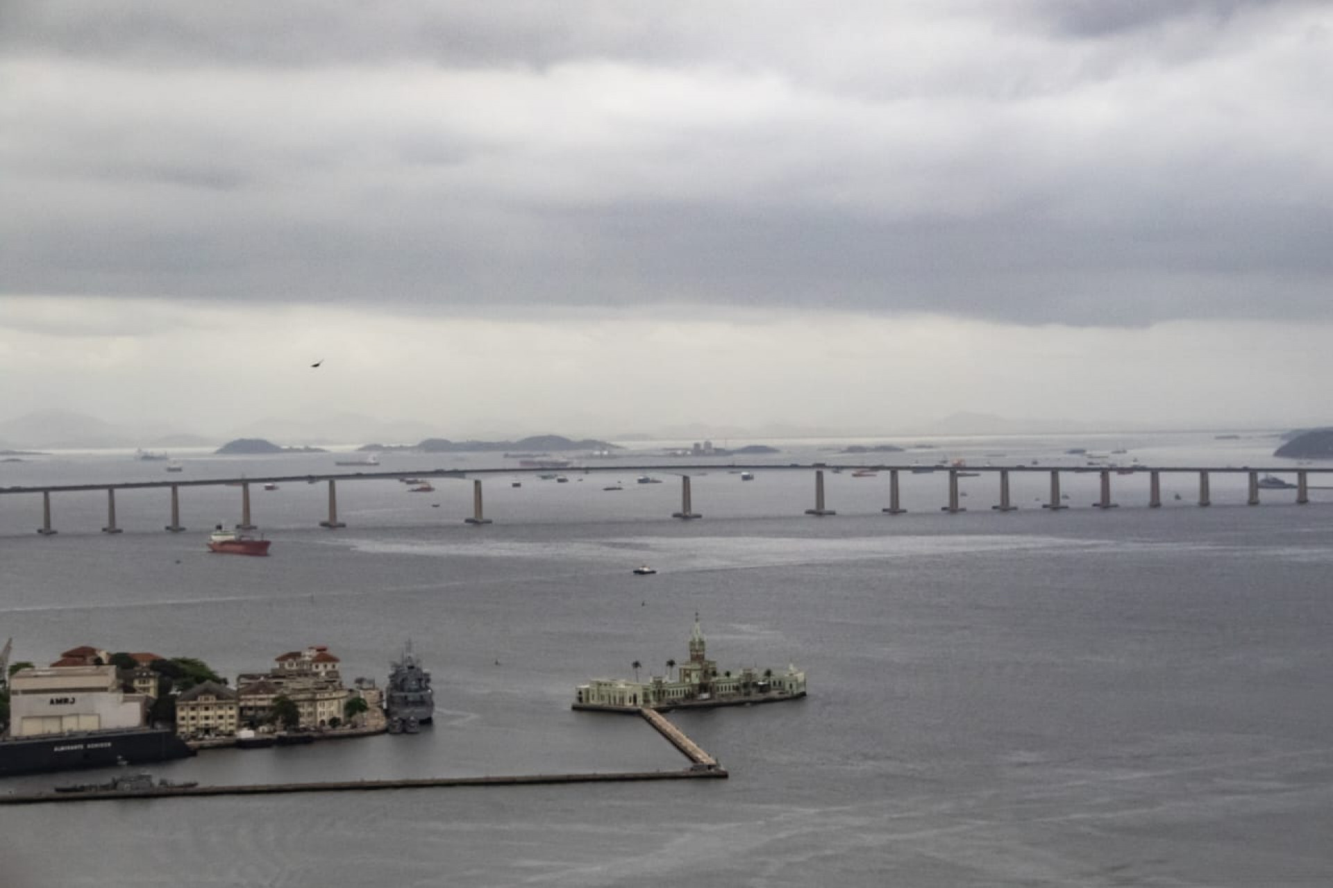Visão do alto do prédio Santos Dumont na rua Santa Luzia - Érica Martin / Agência O Dia 