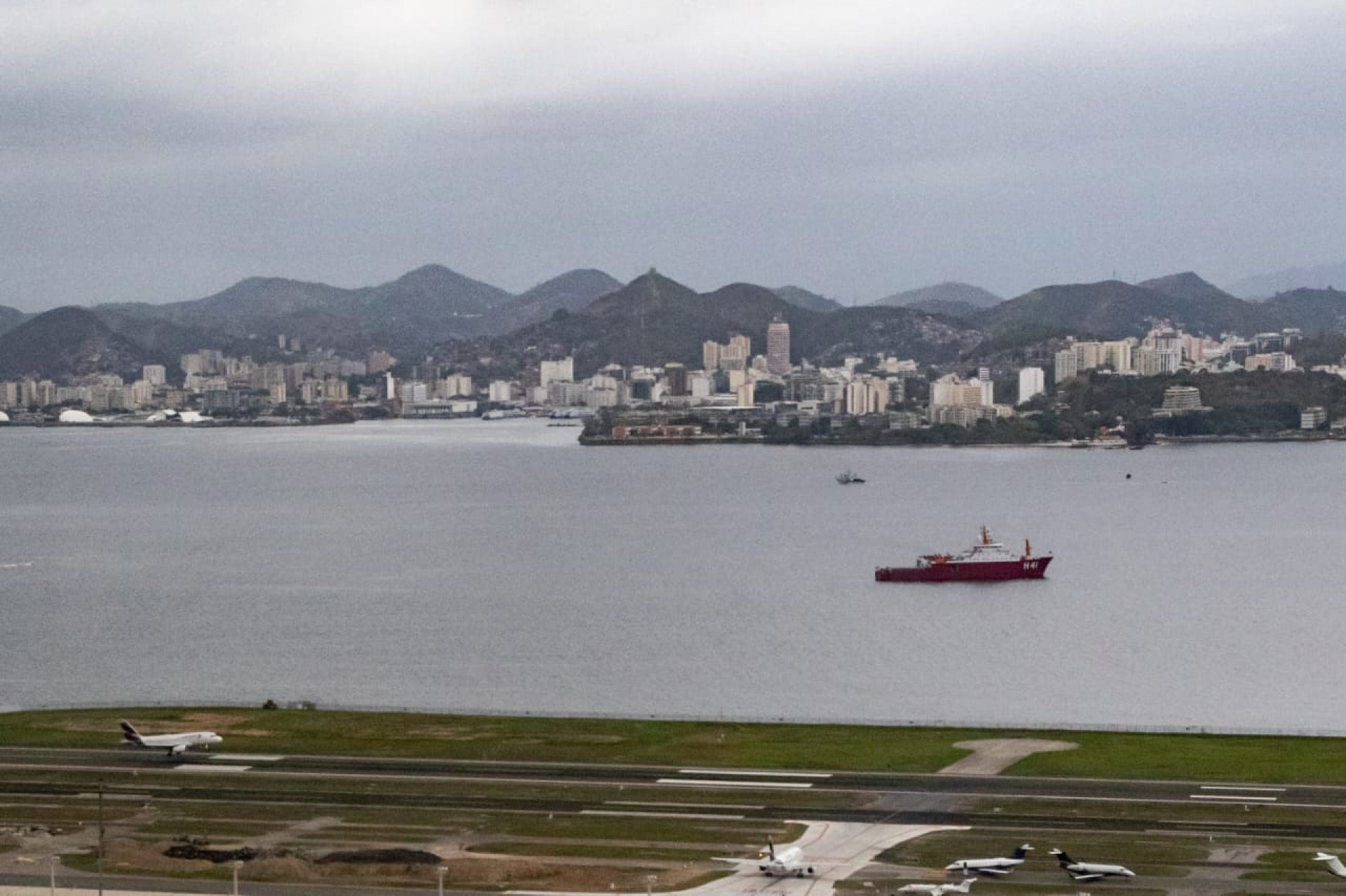 Visão do alto do prédio Santos Dumont na rua Santa Luzia - Érica Martin / Agência O Dia 
