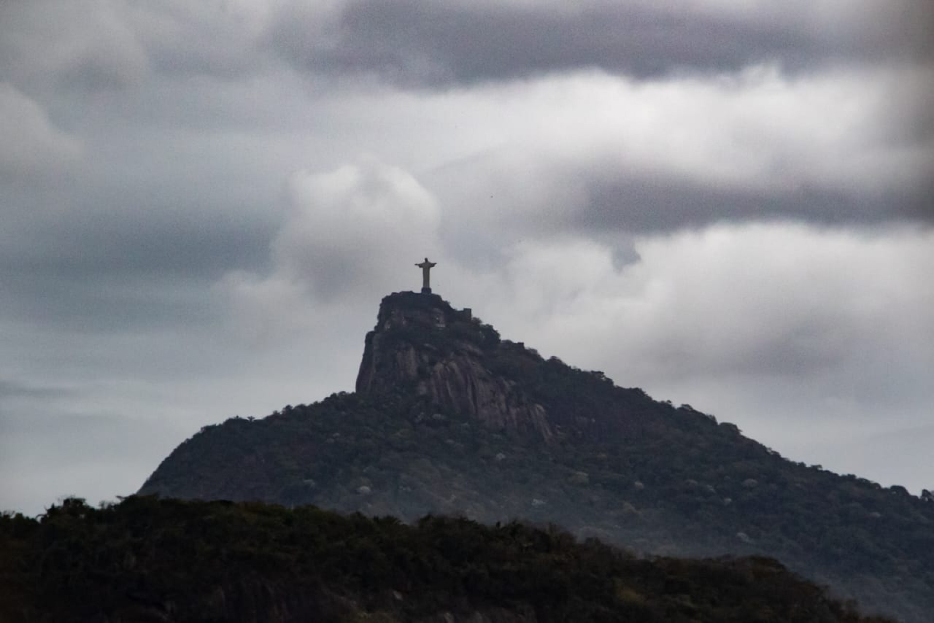 Visão do alto do prédio Santos Dumont na rua Santa Luzia - Érica Martin / Agência O Dia 