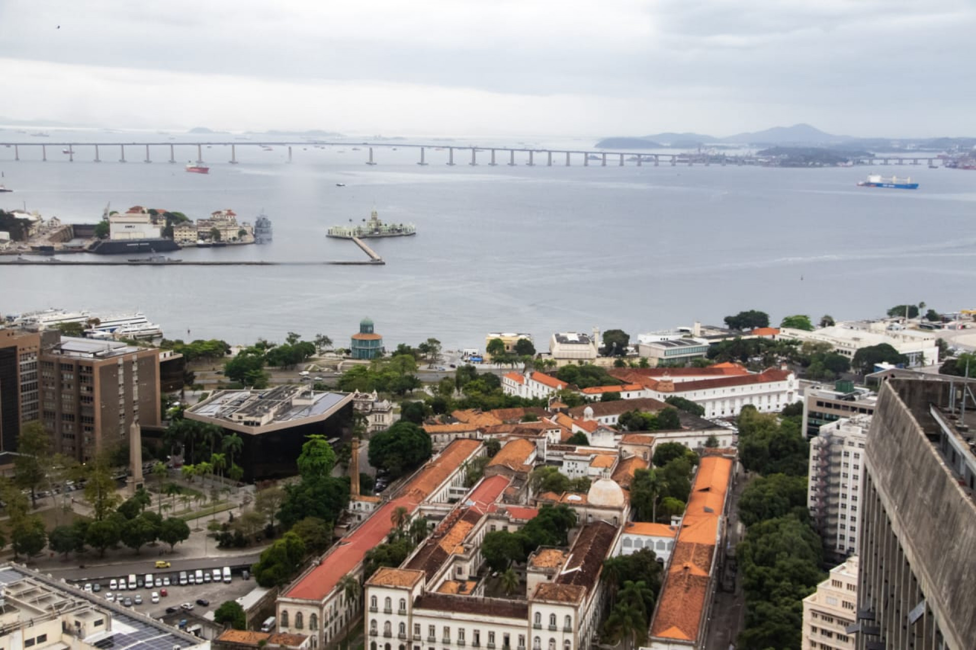 Visão do alto do prédio Santos Dumont na rua Santa Luzia - Érica Martin / Agência O Dia 