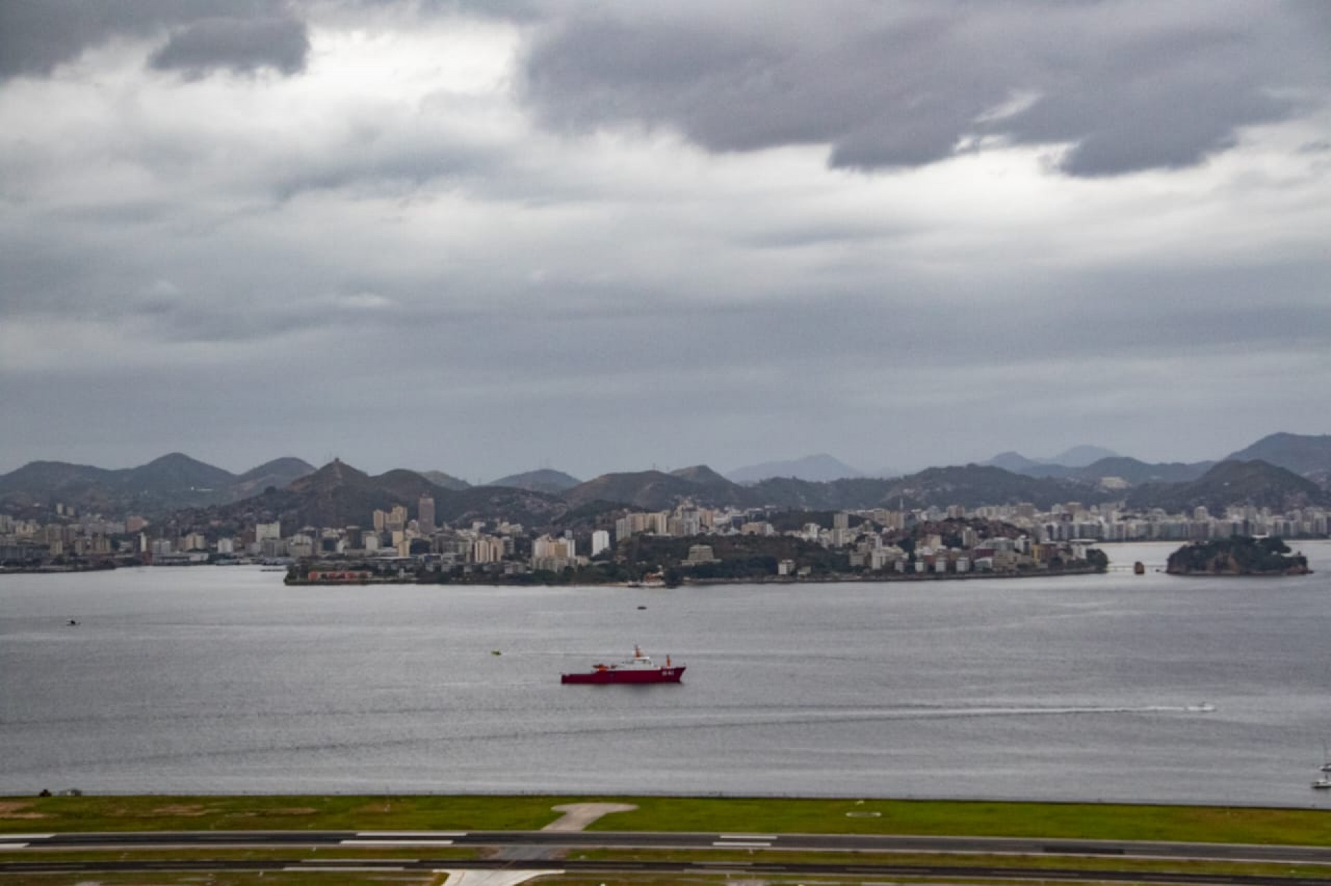 Visão do alto do prédio Santos Dumont na rua Santa Luzia - Érica Martin / Agência O Dia 
