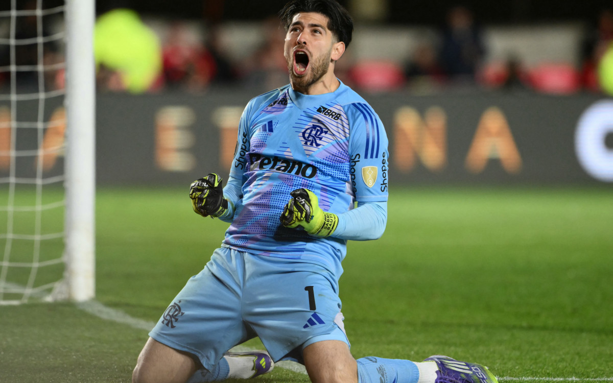 Flamengo\'s Argentine goalkeeper #01 Agustin Rossi celebrates after winning the penalty shootout of the Copa Libertadores quarterfinal second leg football match between Argentina\'s Estudiantes de La Plata and Brazil\'s Flamengo at the Jorge Luis Hirschi Stadium in La Plata, Buenos Aires province, Argentina on September 25, 2025. (Photo by Luis ROBAYO / AFP)
