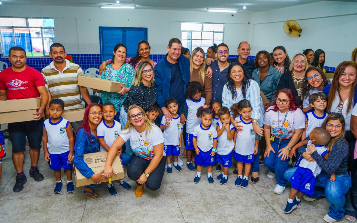 A comunidade escolar da Vila São João recebeu com alegria a entrega dos novos kits escolares