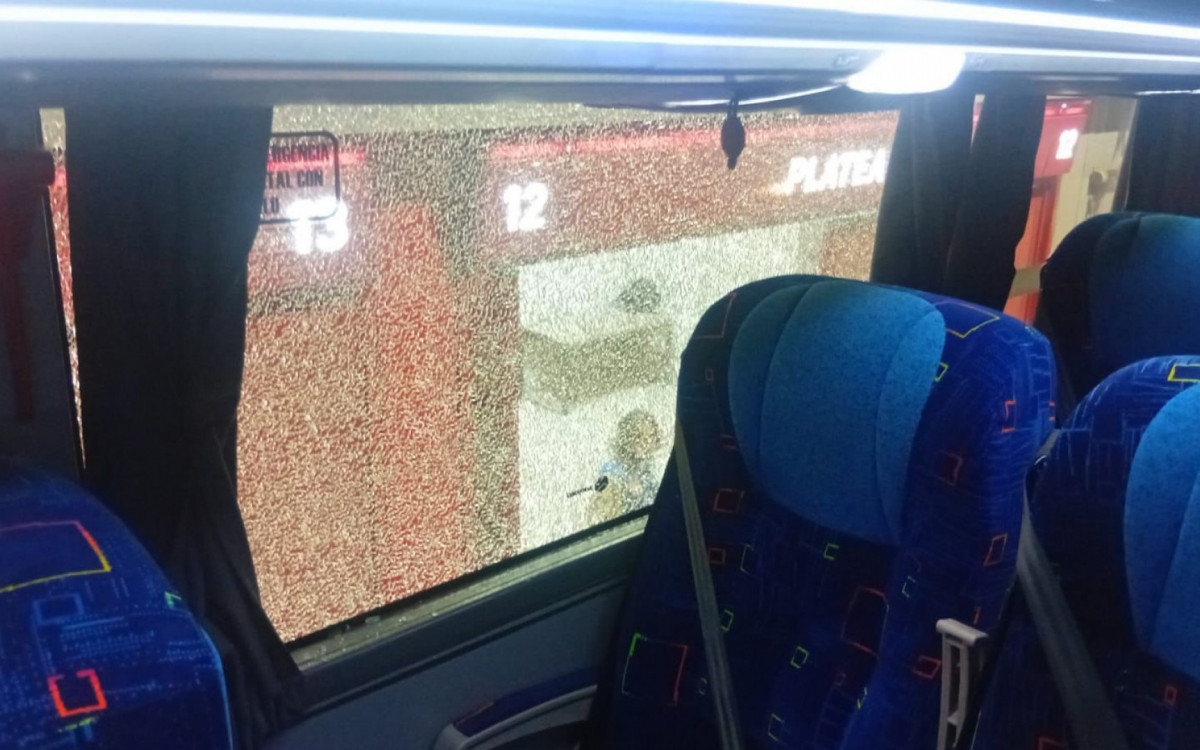 Ônibus do Flamengo foi atacado com pedradas na chegada ao estádio do Estudiantes, na Argentina