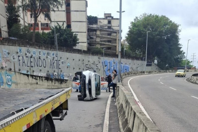 Carro tomba na Linha Amarela