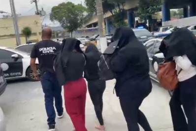 Polícia prende 11 mulheres em 'call center de golpes', em Campo Grande