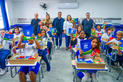 kits escolares para alunos da rede municipal começam a ser entregues em Meriti