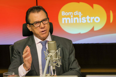 Ministro do Trabalho defende fim da escala 6x1 e pede pressão ao Congresso