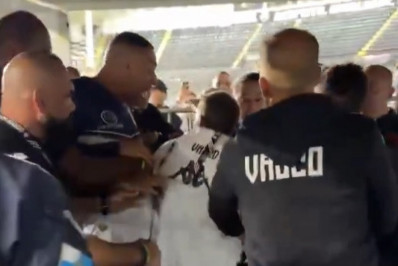 Vídeo! Pedrinho confronta árbitro e é contido por policiais no intervalo de Vasco x Bahia