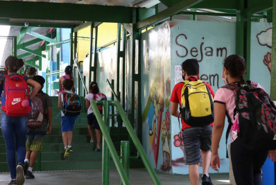 Menos da metade das escolas públicas está ligada à rede de esgoto