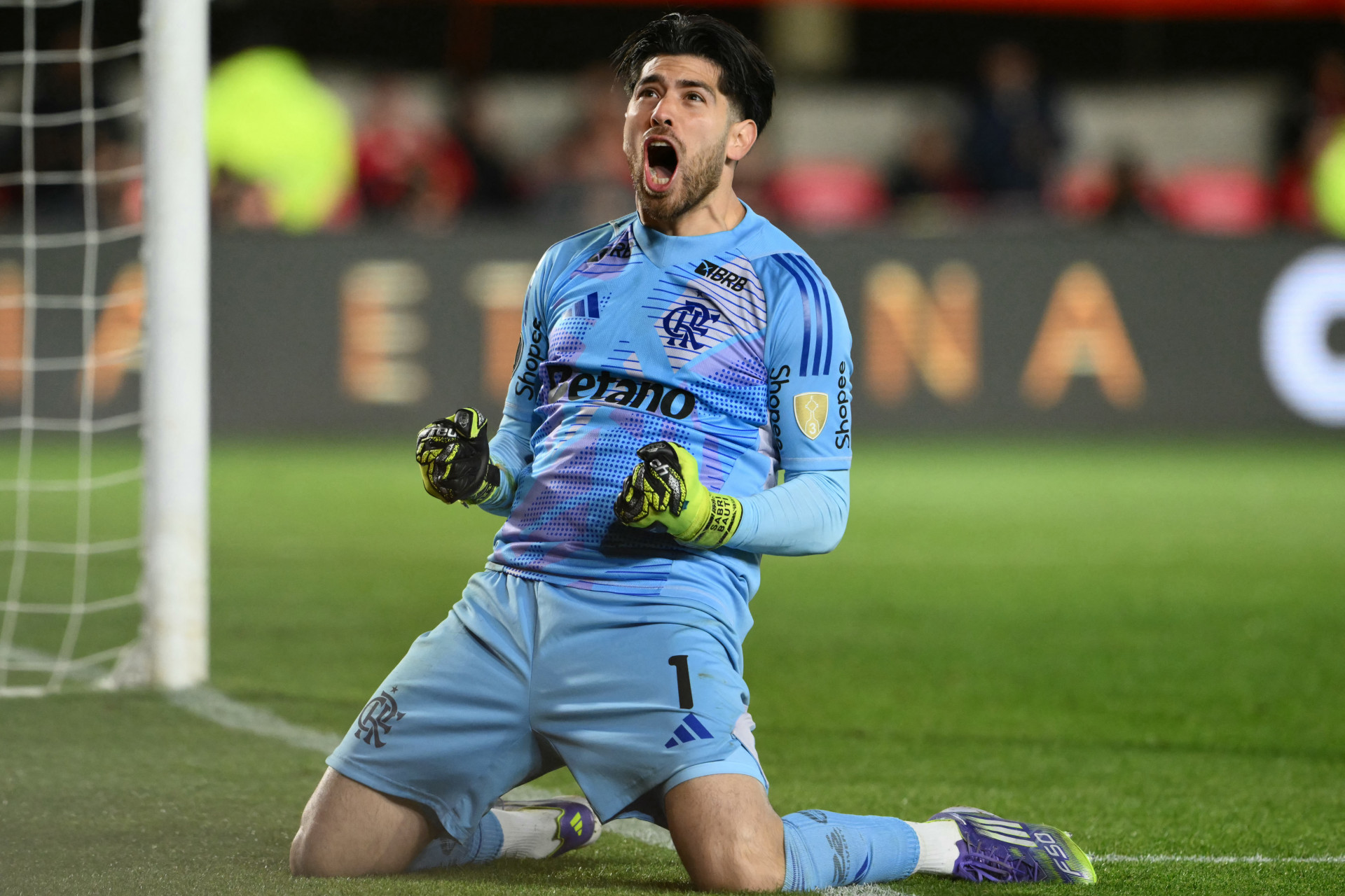 Flamengo's Argentine goalkeeper #01 Agustin Rossi celebrates after winning the penalty shootout of the Copa Libertadores quarterfinal second leg football match between Argentina's Estudiantes de La Plata and Brazil's Flamengo at the Jorge Luis Hirschi Stadium in La Plata, Buenos Aires province, Argentina on September 25, 2025. (Photo by Luis ROBAYO / AFP)  - Luis ROBAYO / AFP