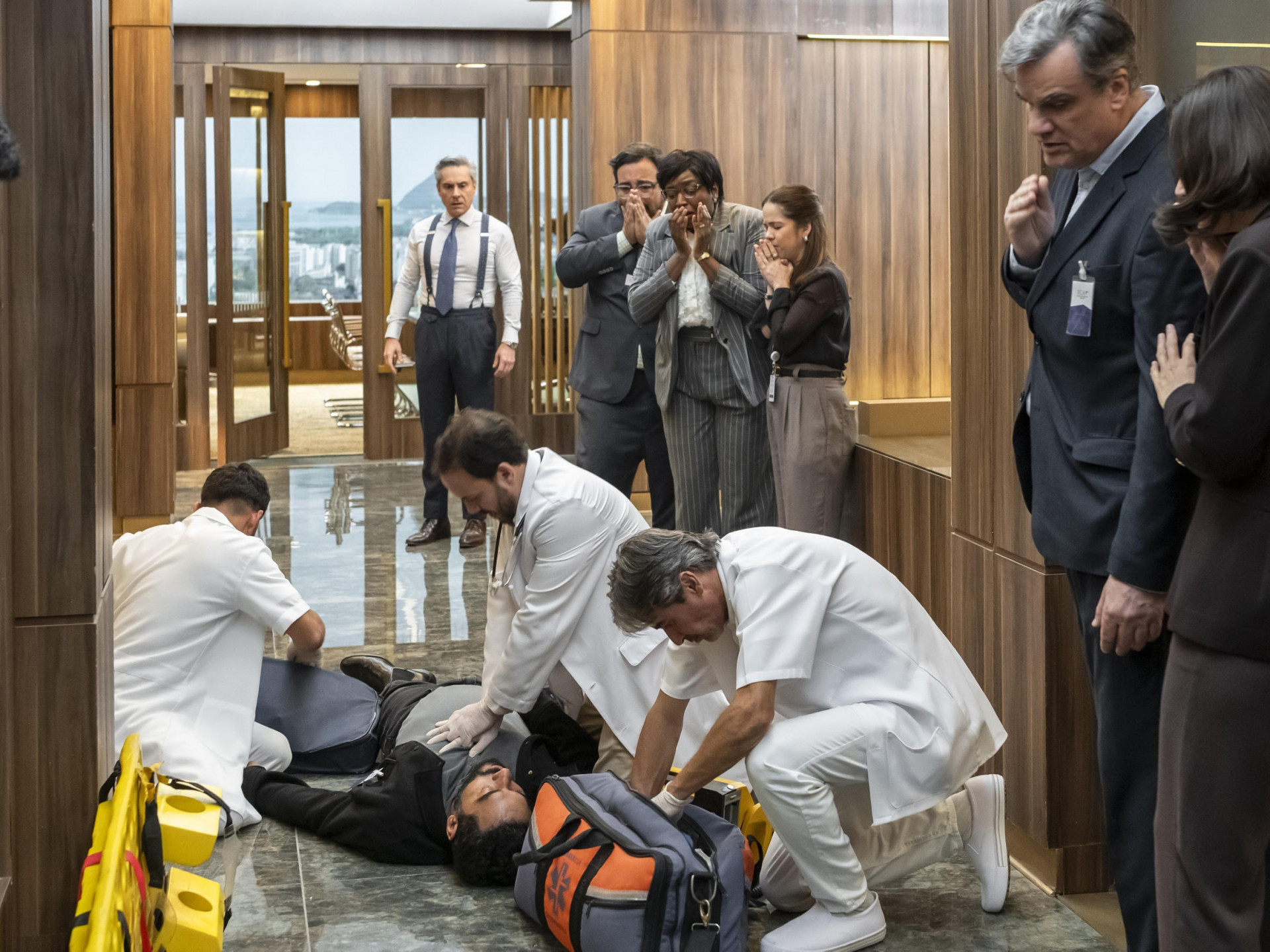 Mário Sérgio desacordado na antessala da TCA - Estevam Avellar / TV Globo