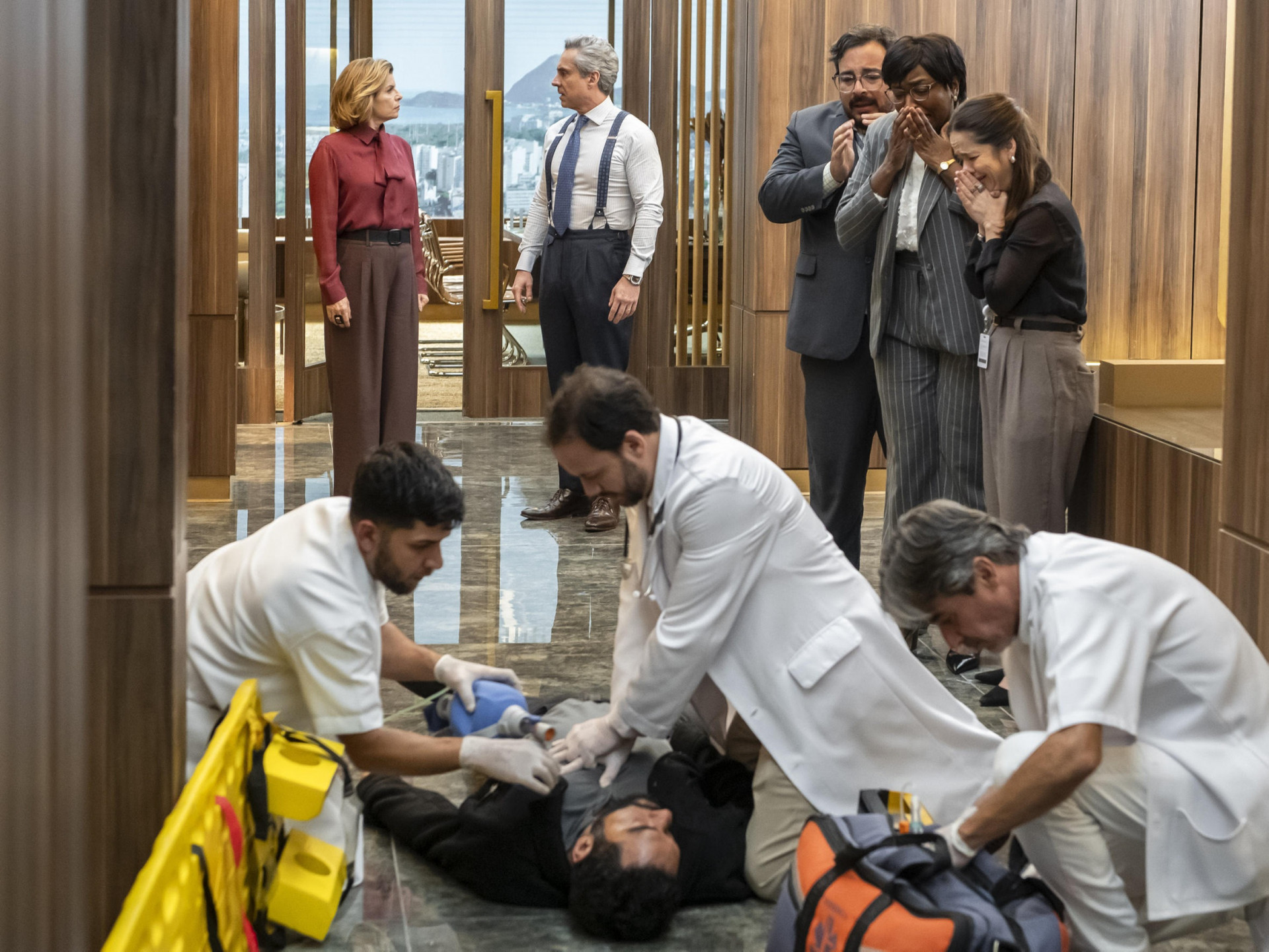 Paramédicos socorrem Mário Sérgio - Estevam Avellar / TV Globo