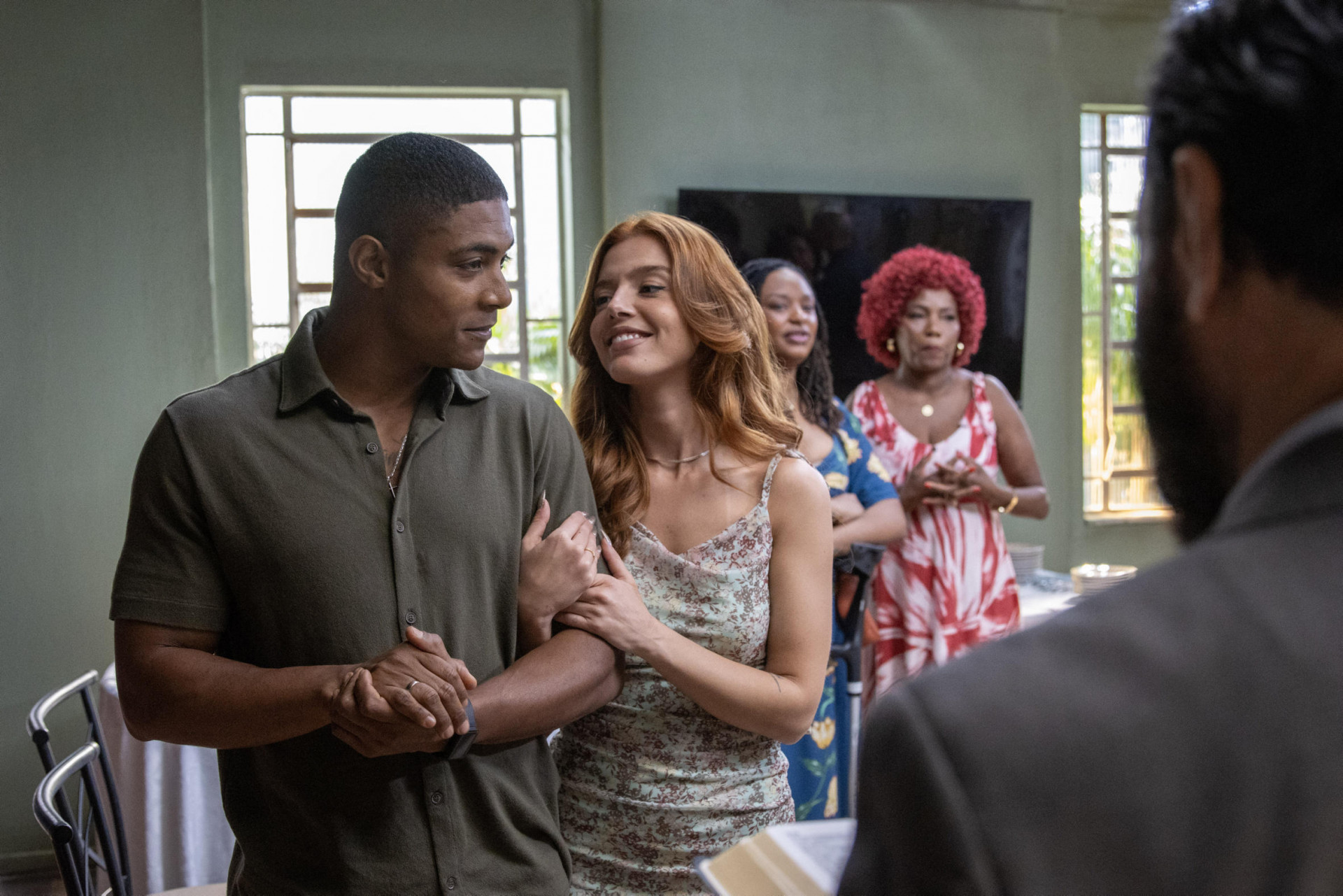 Celebração de noivado de Kami (Giovanna Lancellotti) e Marlon (Humberto Morais). - Angélica Goudinho / TV Globo