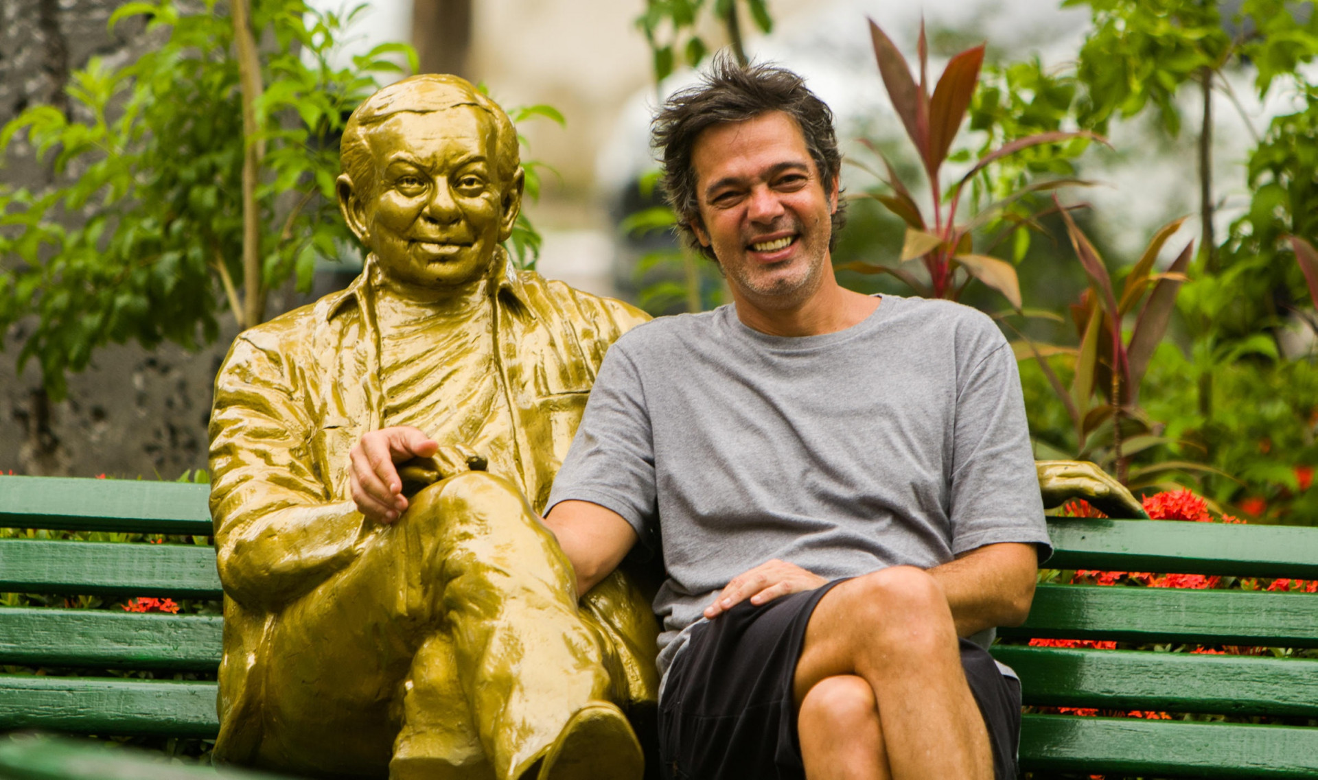 Bruno Mazzeo ao lado da estátua do pai Chico Anysio - Reynaldo Zangrandi / TV Globo