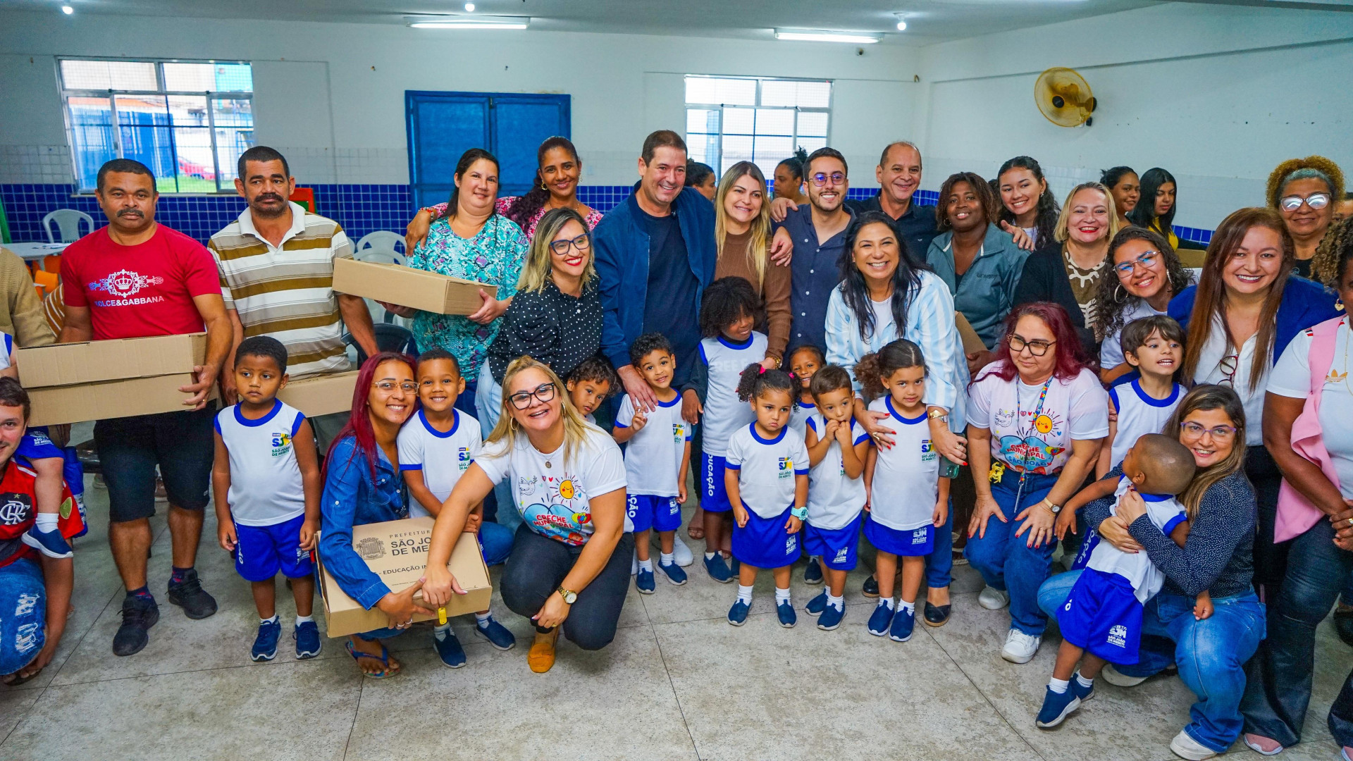A comunidade escolar da Vila São João recebeu com alegria a entrega dos novos kits escolares - Gilberto Rocha/ PMSJM