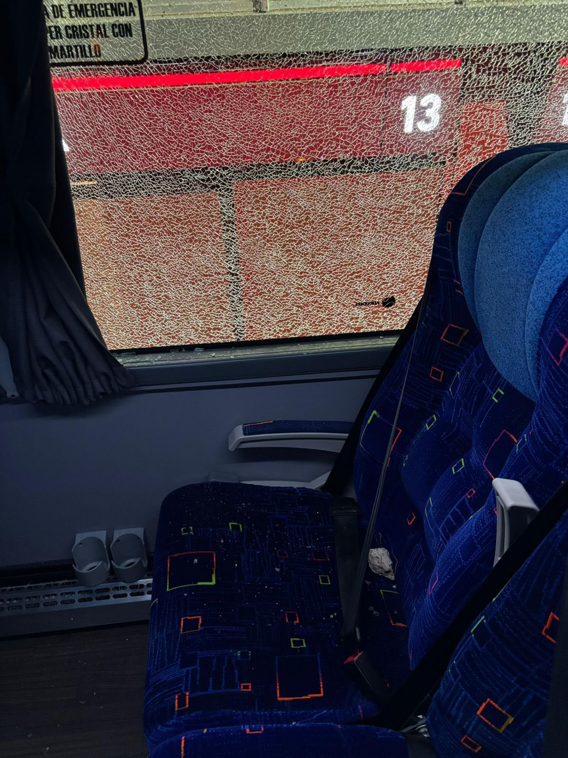 Ônibus do Flamengo foi atacado com pedradas na chegada ao estádio do Estudiantes, na Argentina