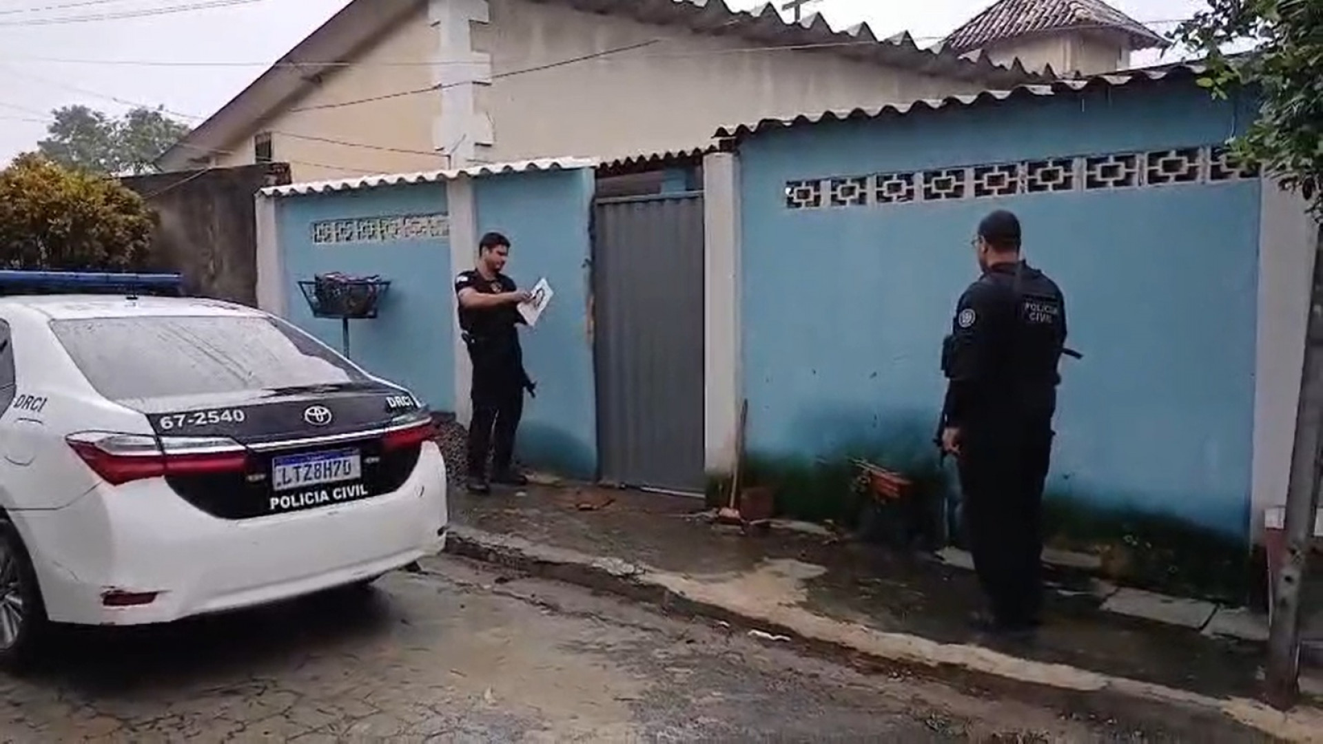 Policiais cumprem mandados de busca e apreensão em residências de quatro alvos em Itaguaí - Reprodução