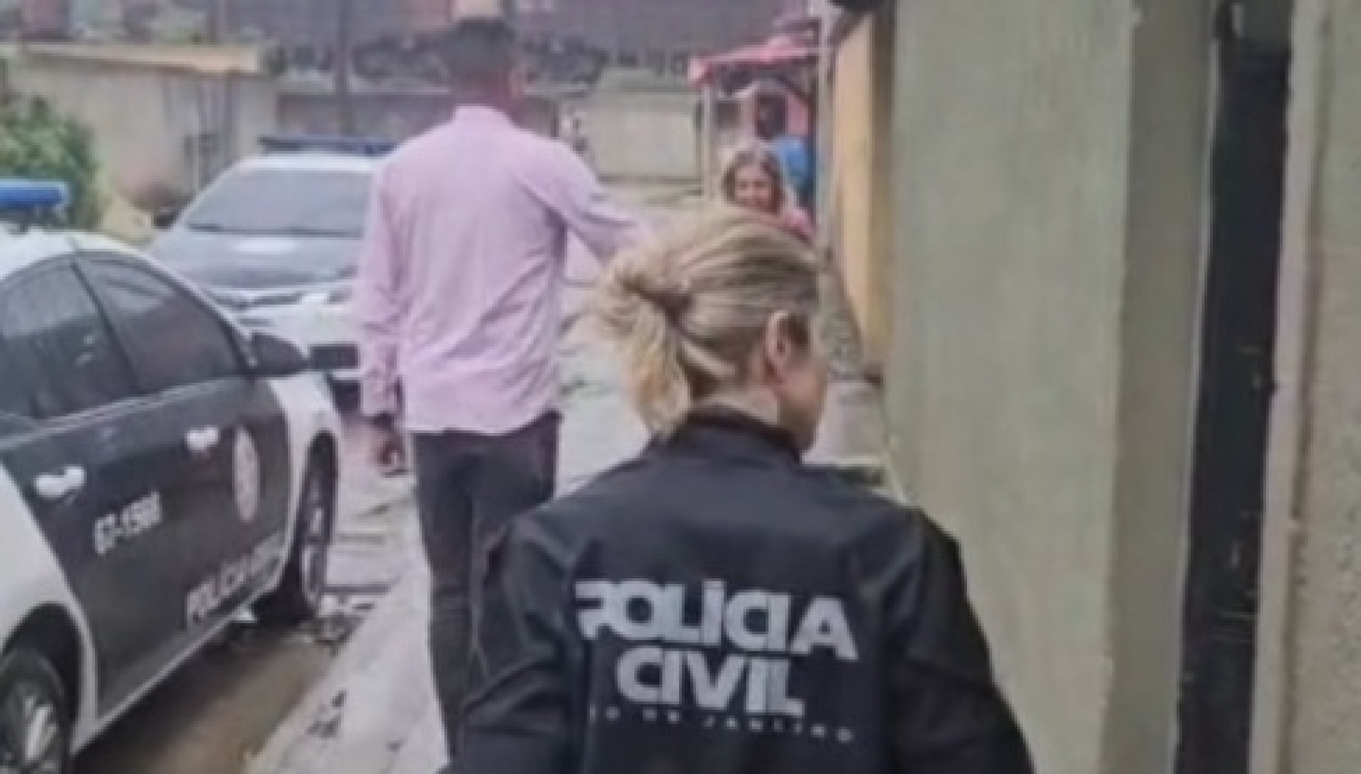 Policiais cumprem mandados de busca e apreensão em residências de quatro alvos em Itaguaí - Reprodução