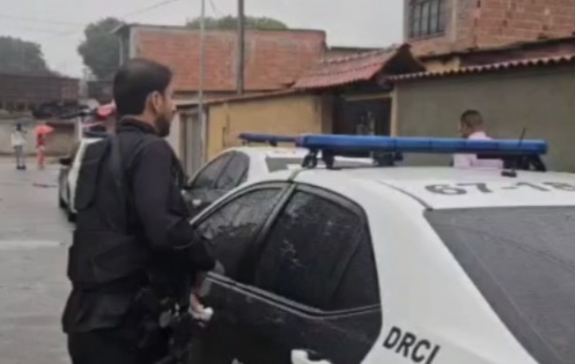 Policiais cumprem mandados de busca e apreensão em residências de quatro alvos em Itaguaí - Reprodução