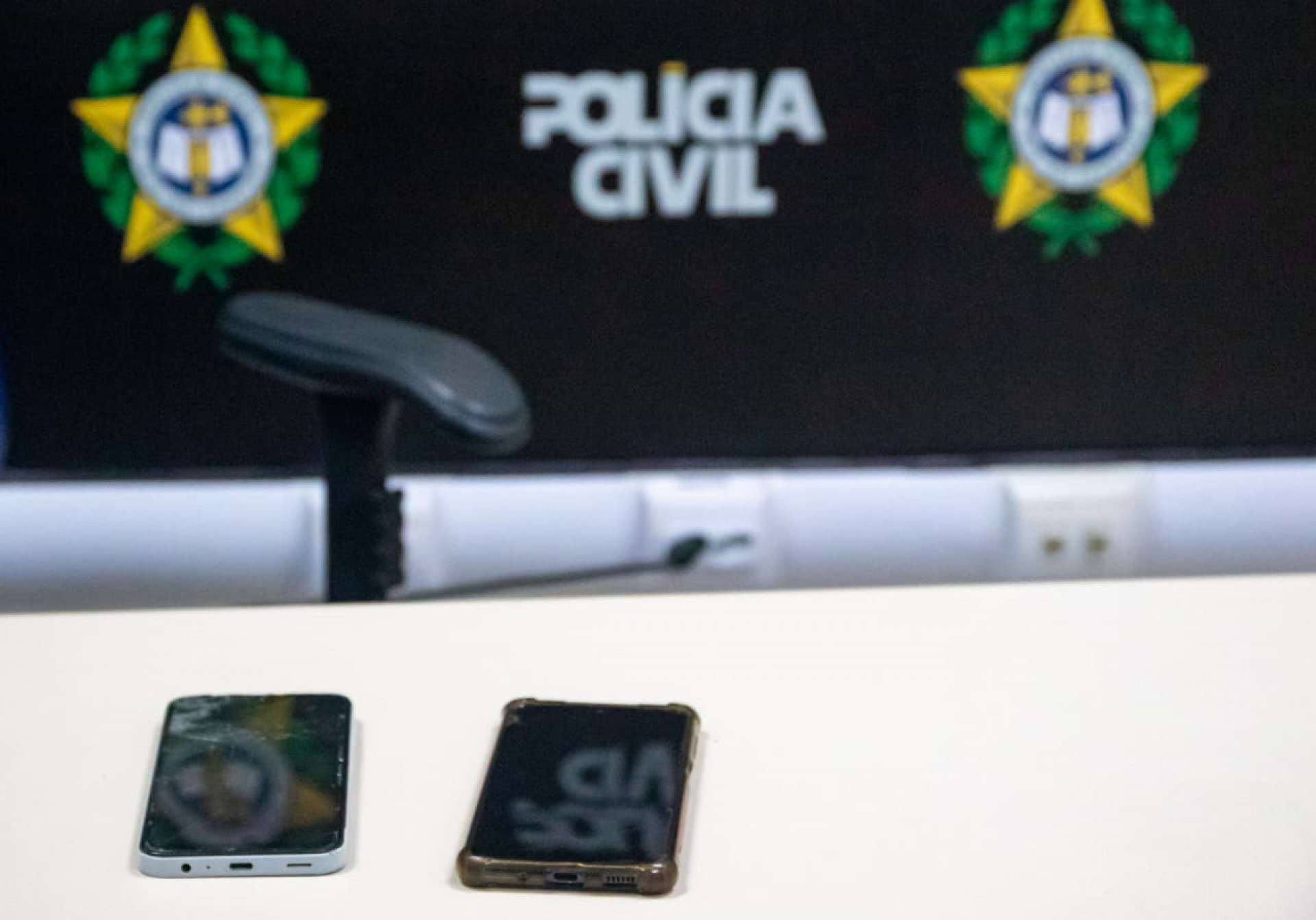 Aparelhos eletrônicos e cartões foram apreendidos durante a Operação Breaking Bad - Érica Martin / Agência O Dia