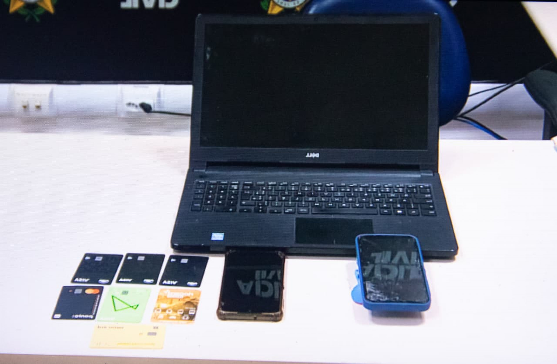 Aparelhos eletrônicos e cartões foram apreendidos durante a Operação Breaking Bad - Érica Martin / Agência O Dia