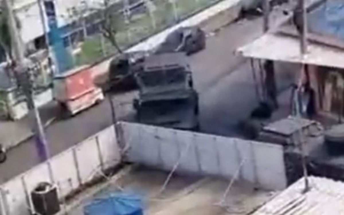 Blindados circulam no complexo: houve confronto na operação