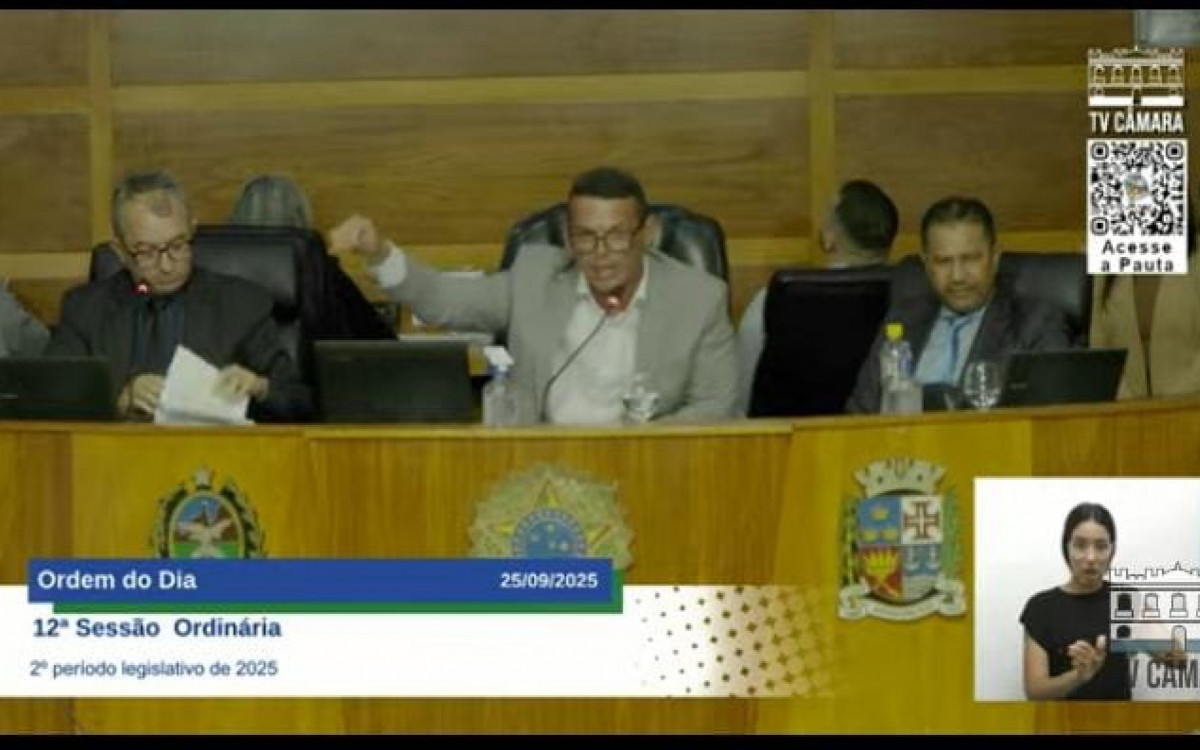 Presidente, Jorginho Brum, interrompe sessão para que manifestantes que lotaram o plenário ontem, pudessem ouvir representante da prefeitura