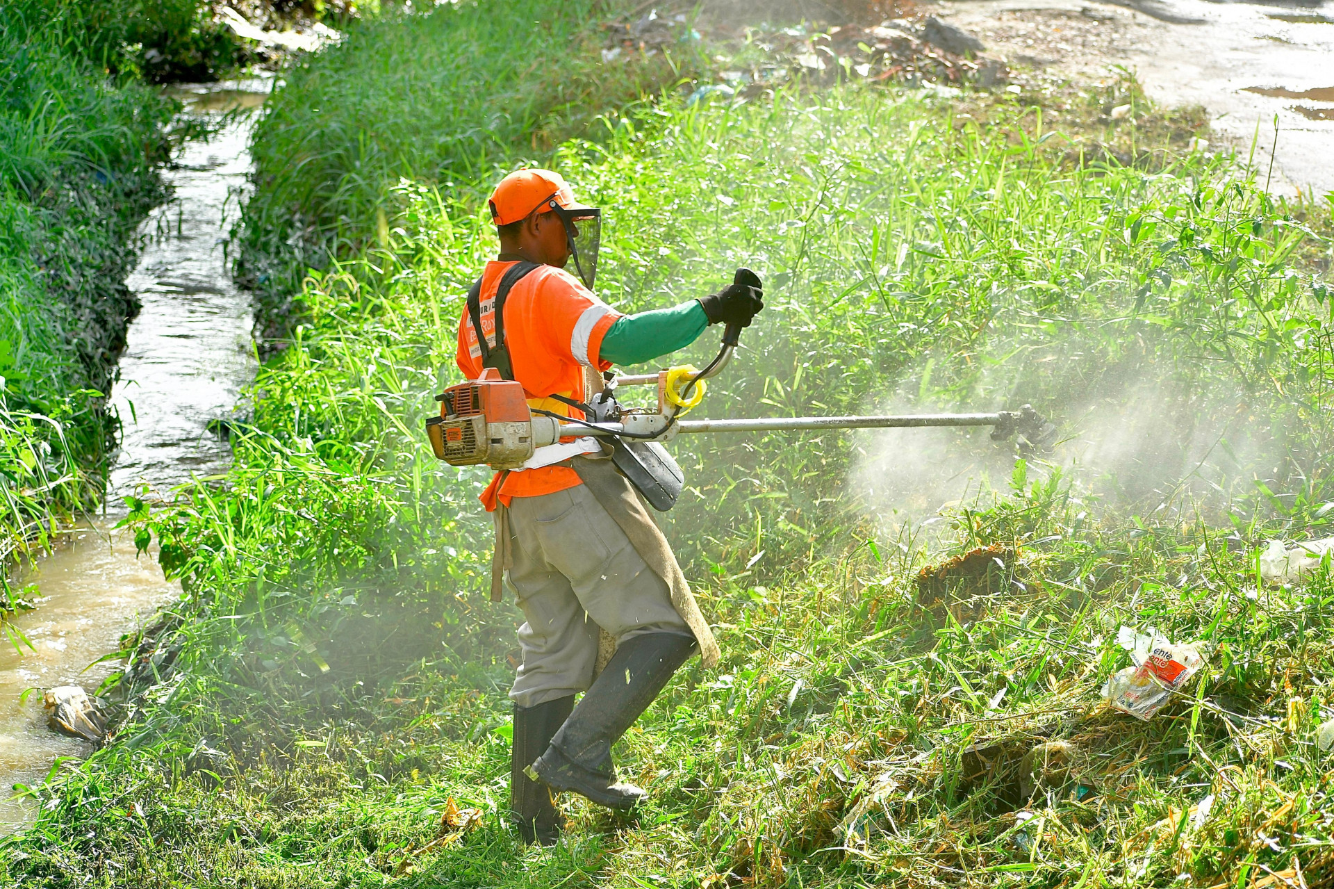 Funcionários a Prefeitura roçaram o mato da margem do valão - Jeovani Campos / PMBR
