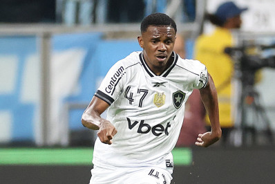 Jeffinho aparece como alternativa no meio para Davide Ancelotti