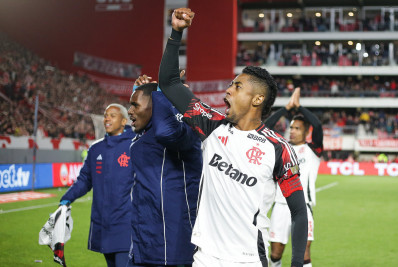 Conmebol investiga Bruno Henrique por gesto obsceno contra Estudiantes