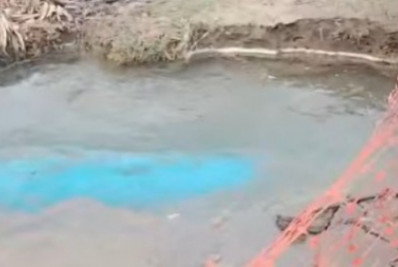 Vazamento em tubulação alaga casas em Nova Iguaçu