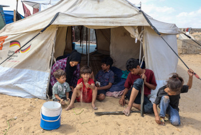 'Vivemos com os mortos': deslocados de Gaza se refugiam em cemitério