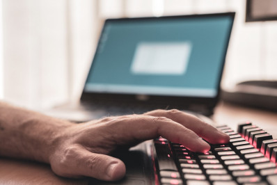 Suspeito de ataques hackers a sistemas judiciais e governamentais é preso em Guaratiba