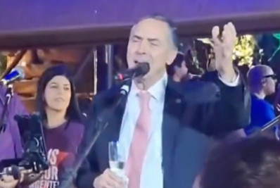 Vídeo: Em festa de despedida da presidência do STF, Barroso canta sucessos do samba
