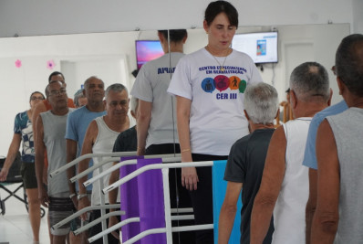 Fisioterapia de idosos no CER III vai além do tratamento de reabilitação