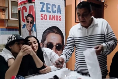 Zeca Pagodinho prepara sacos de doces para Dia de São Cosme e Damião