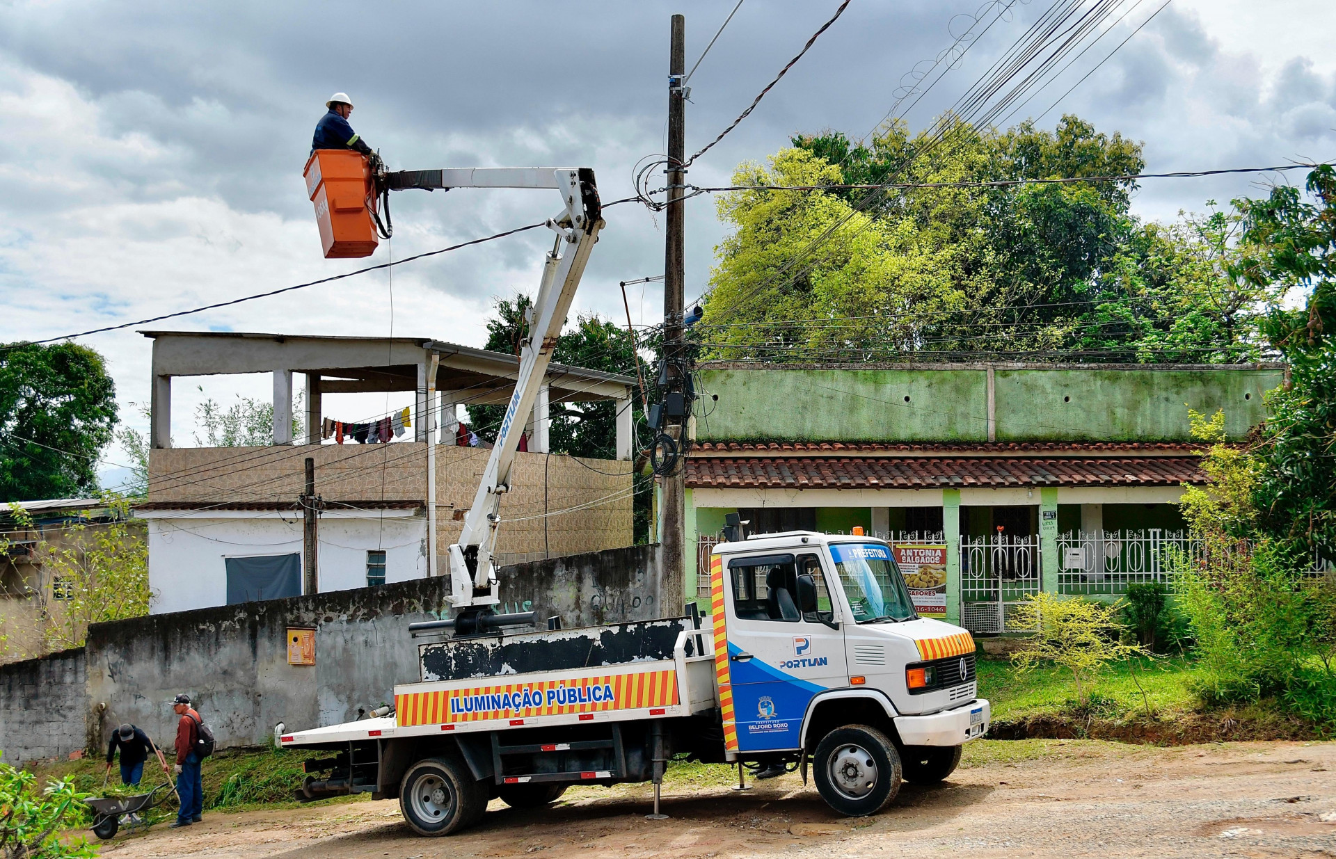 A Rua Orquídeas foi dragada e recebeu iluminação de led - Jeovani Campos / PMBR