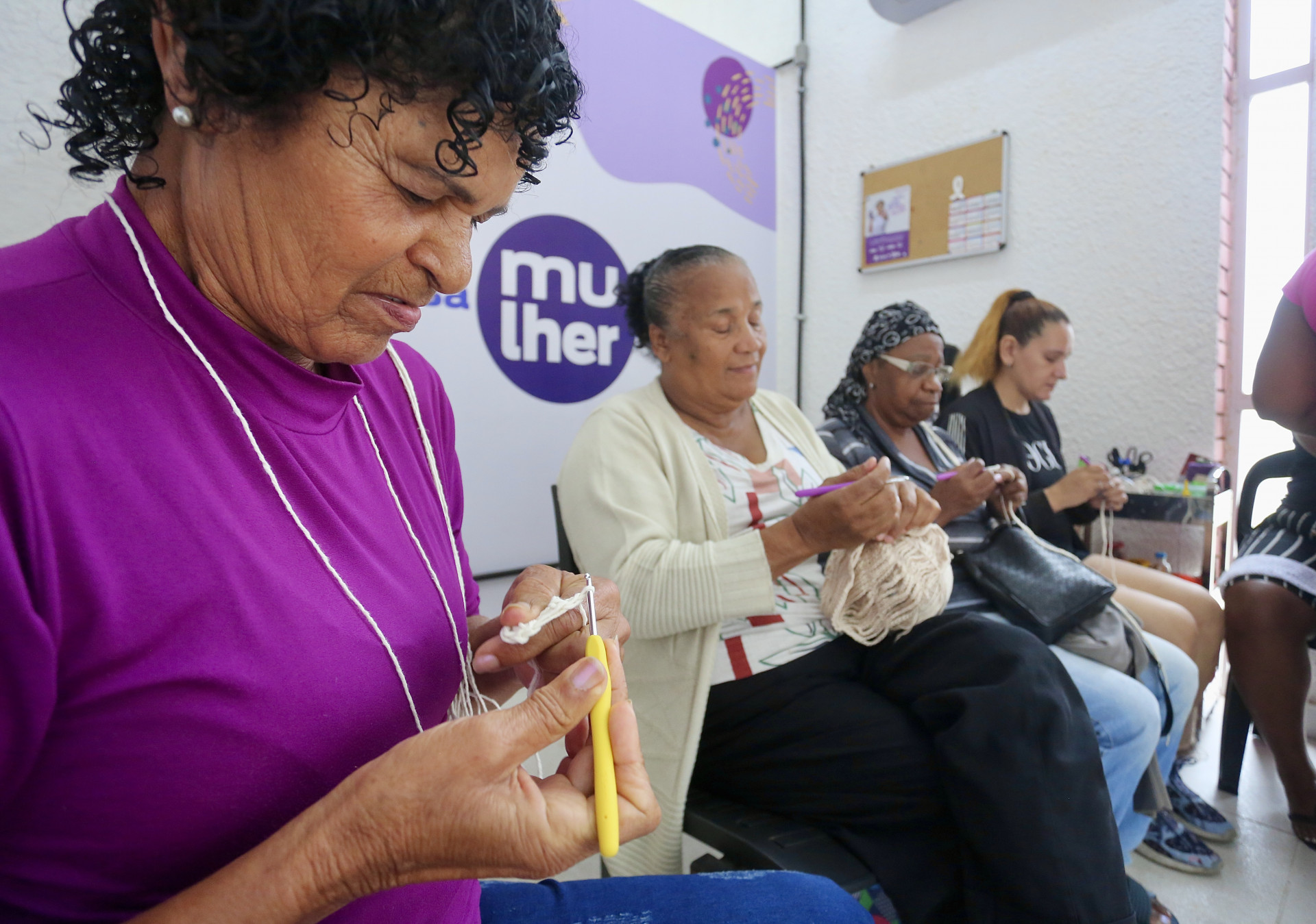 Mulheres participam de oficina gratuita de artesanato e crochê na região da Leopoldina - Eliane Carvalho