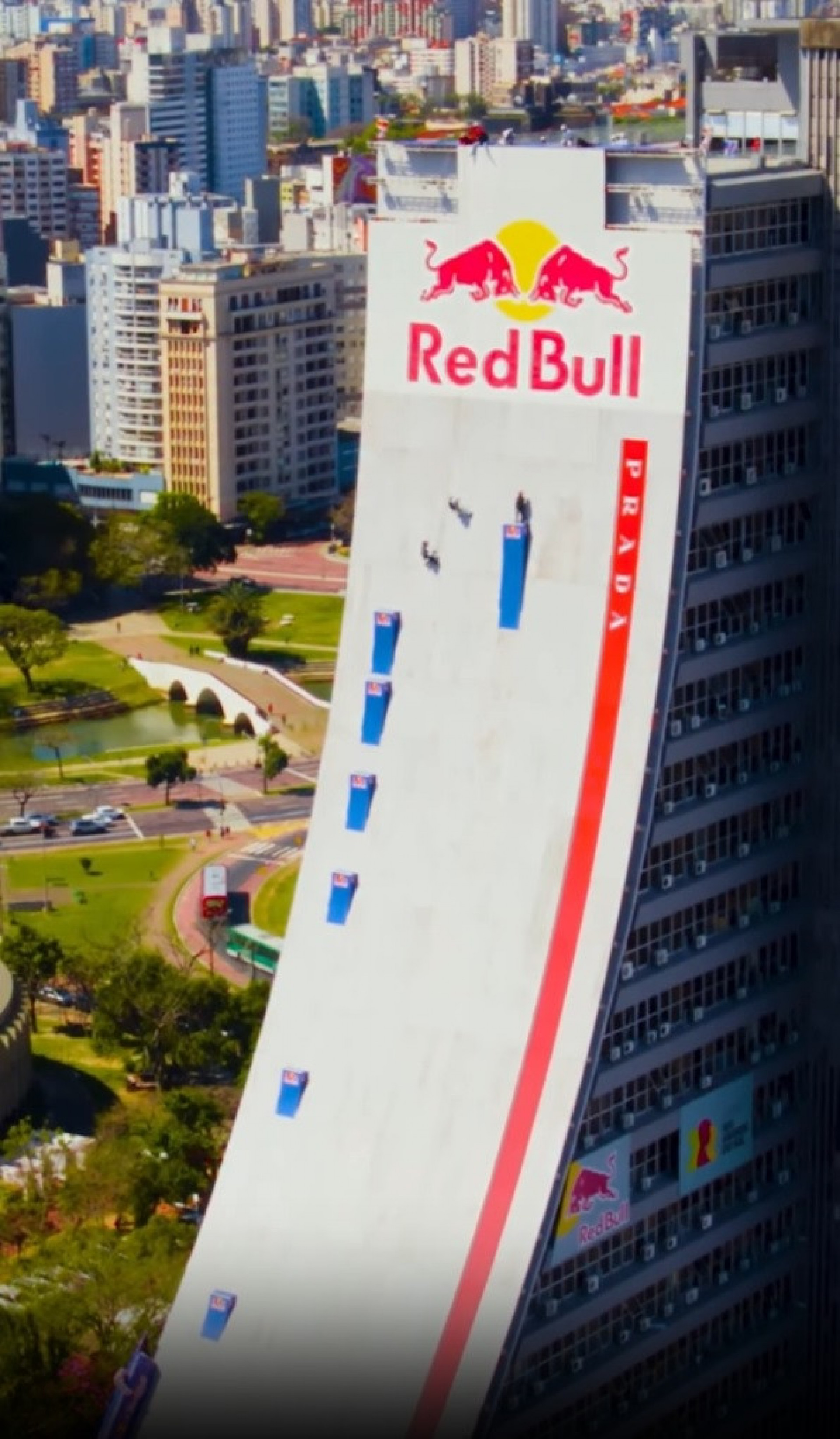 Rampa foi construída na fachada de prédio de 22 andares - Reprodução / Instagram