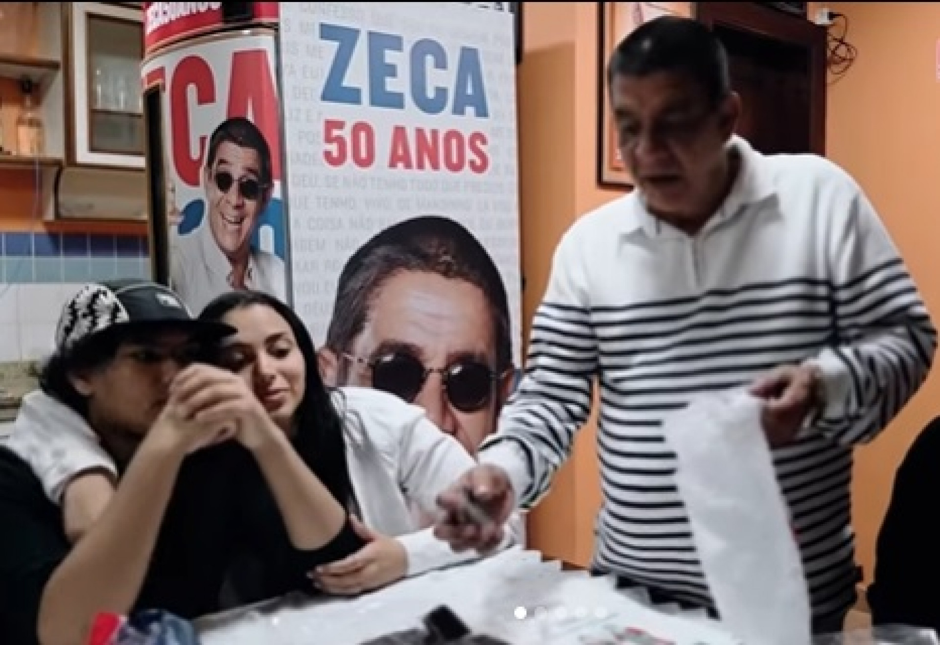 Zeca Pagodinho organizou sacos de doces para Dia de São Cosme e Damião  - Reprodução de Vídeo/Instagram